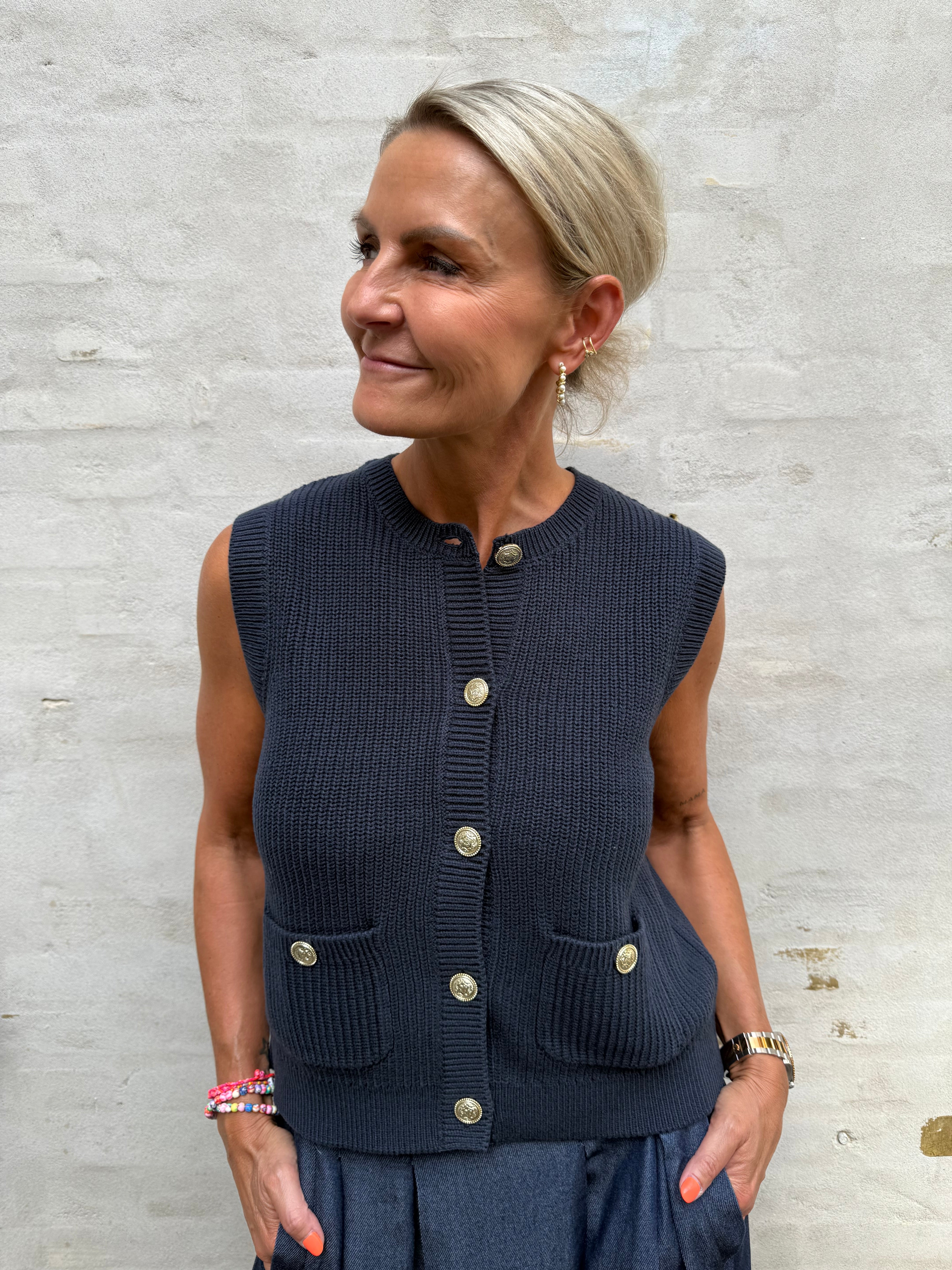 PREORDER-STELLA O-NECK VEST - Total Eclipse