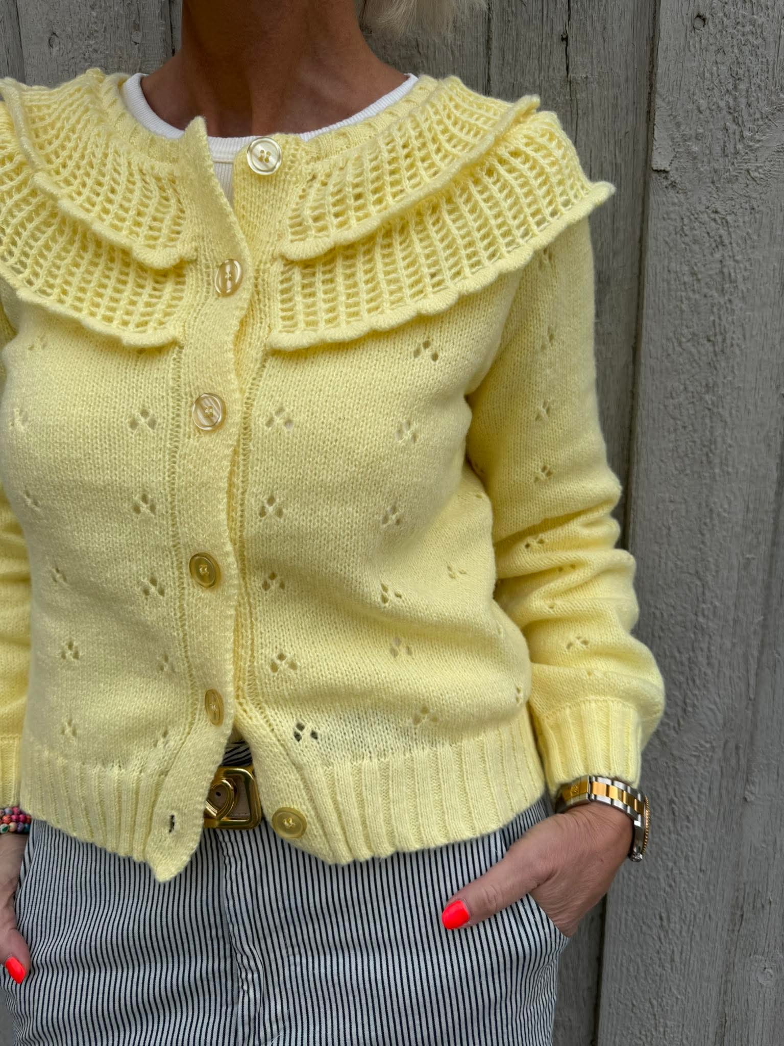 DAVIS LS O-NECK FRILL CARDIGAN - Fransk Vanilj