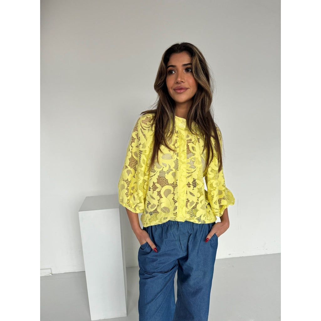 Sia big lace blouse yellow