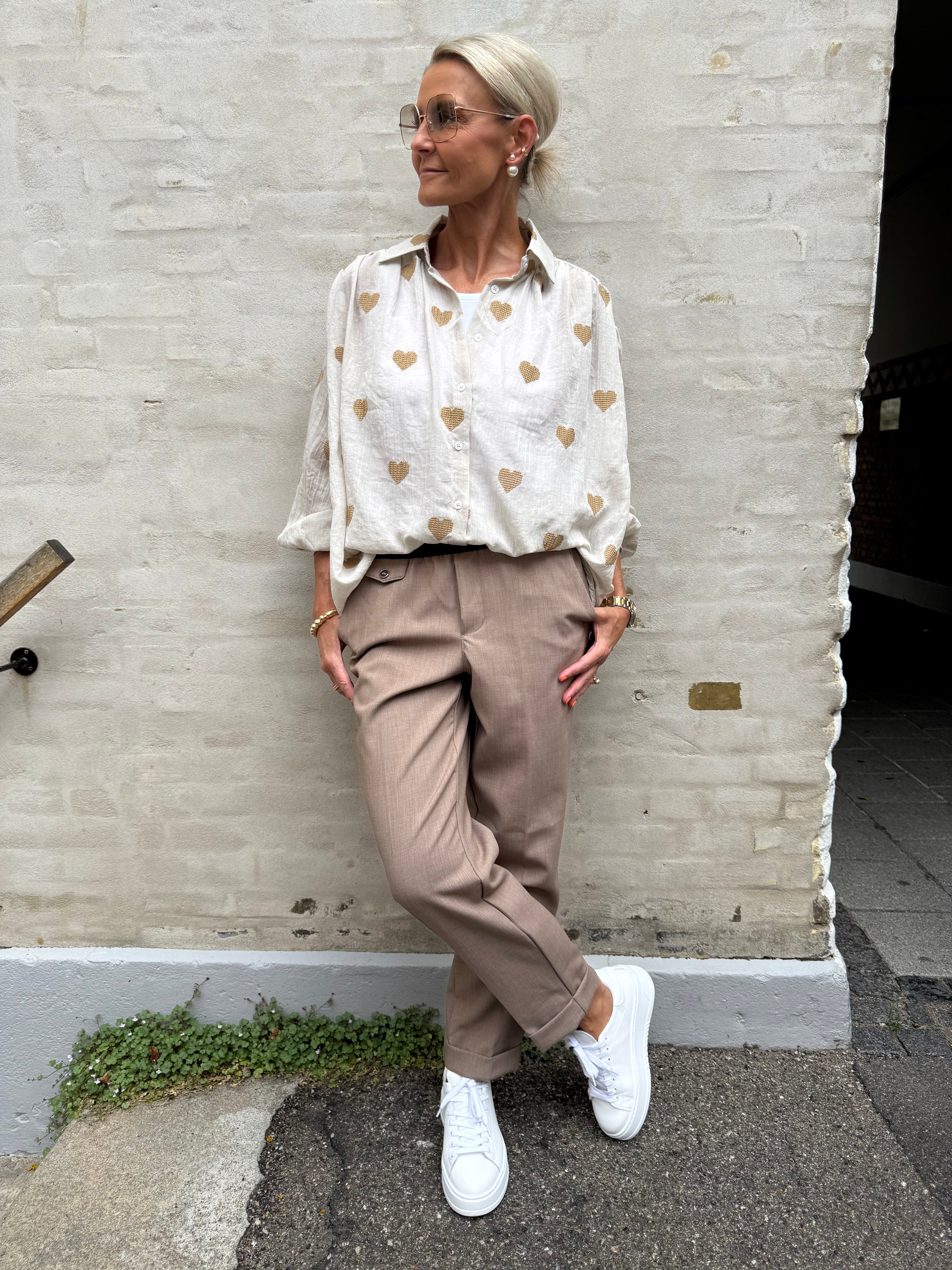 Shirt w. Embrodery Hearts - Taupe