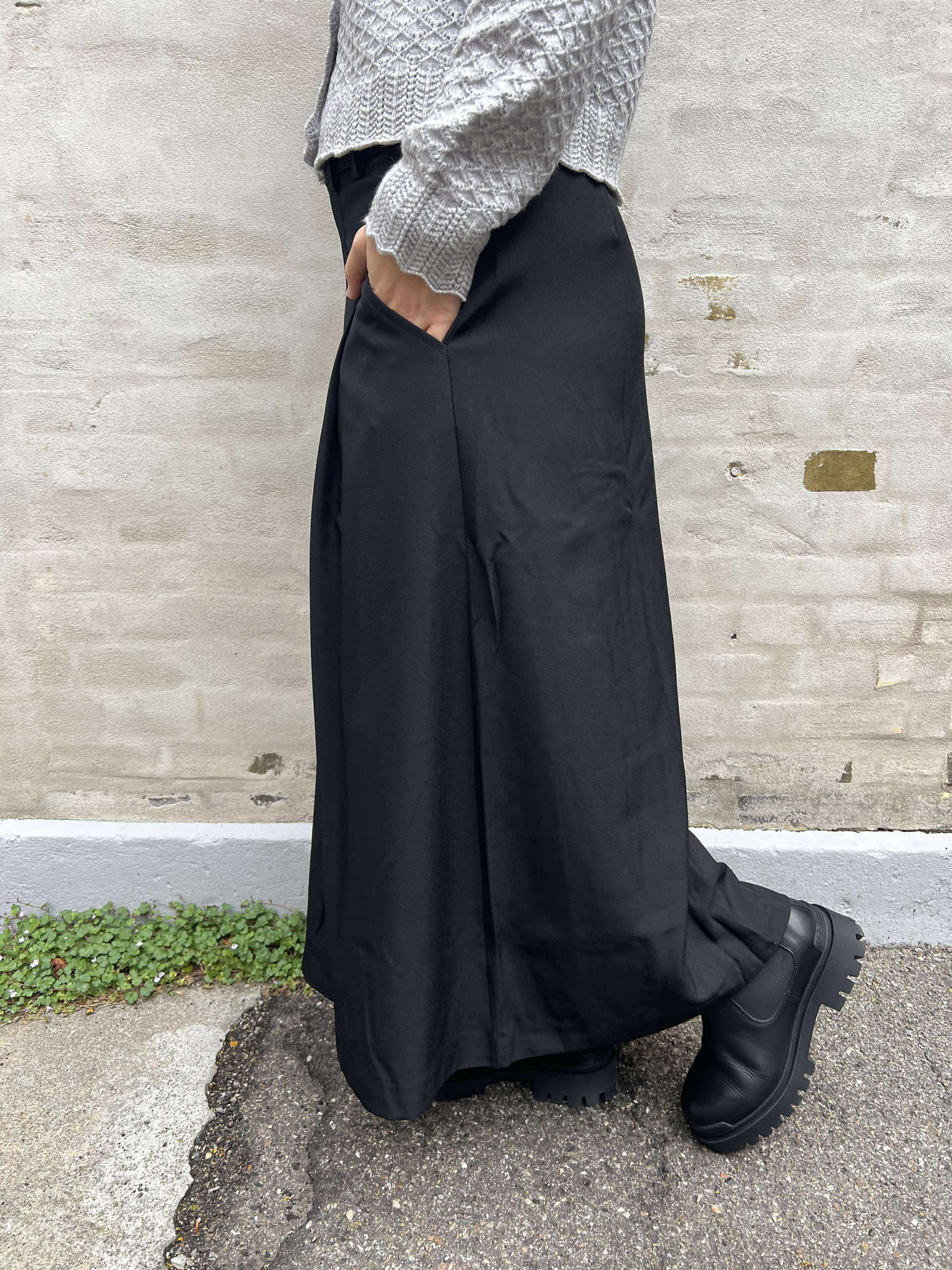 LunaCC Pocket Pleat Skirt - Black