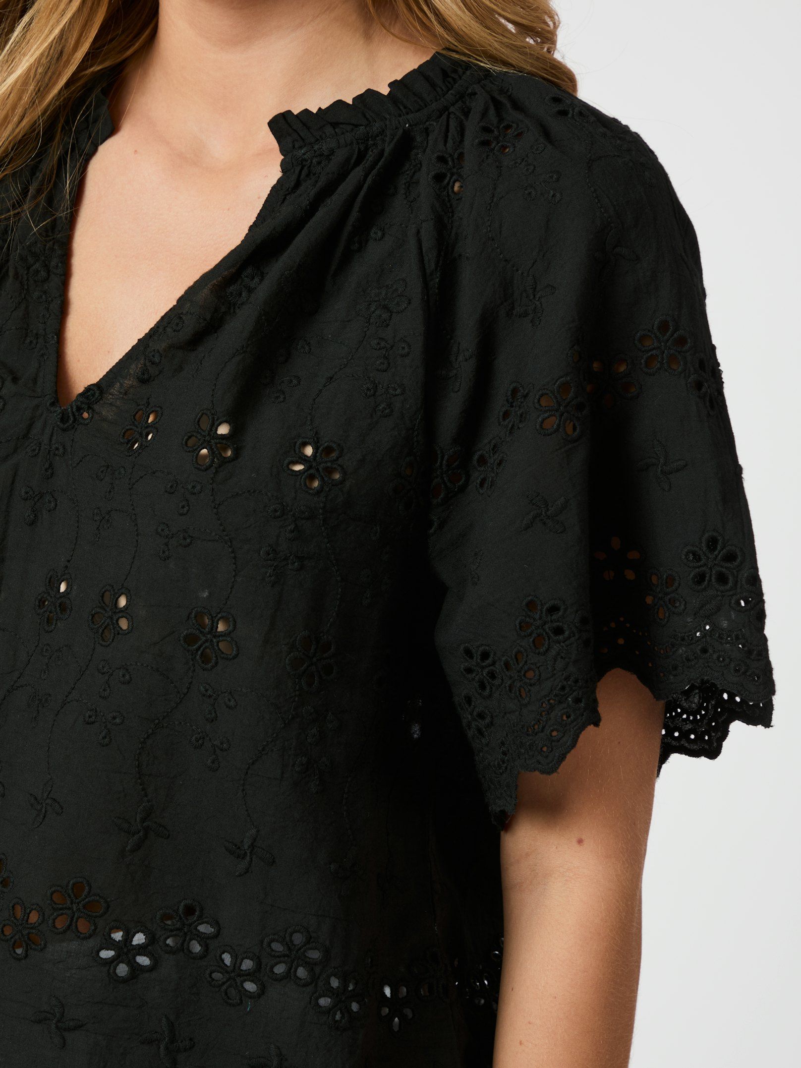 Odet Embroidery Blouse - Black