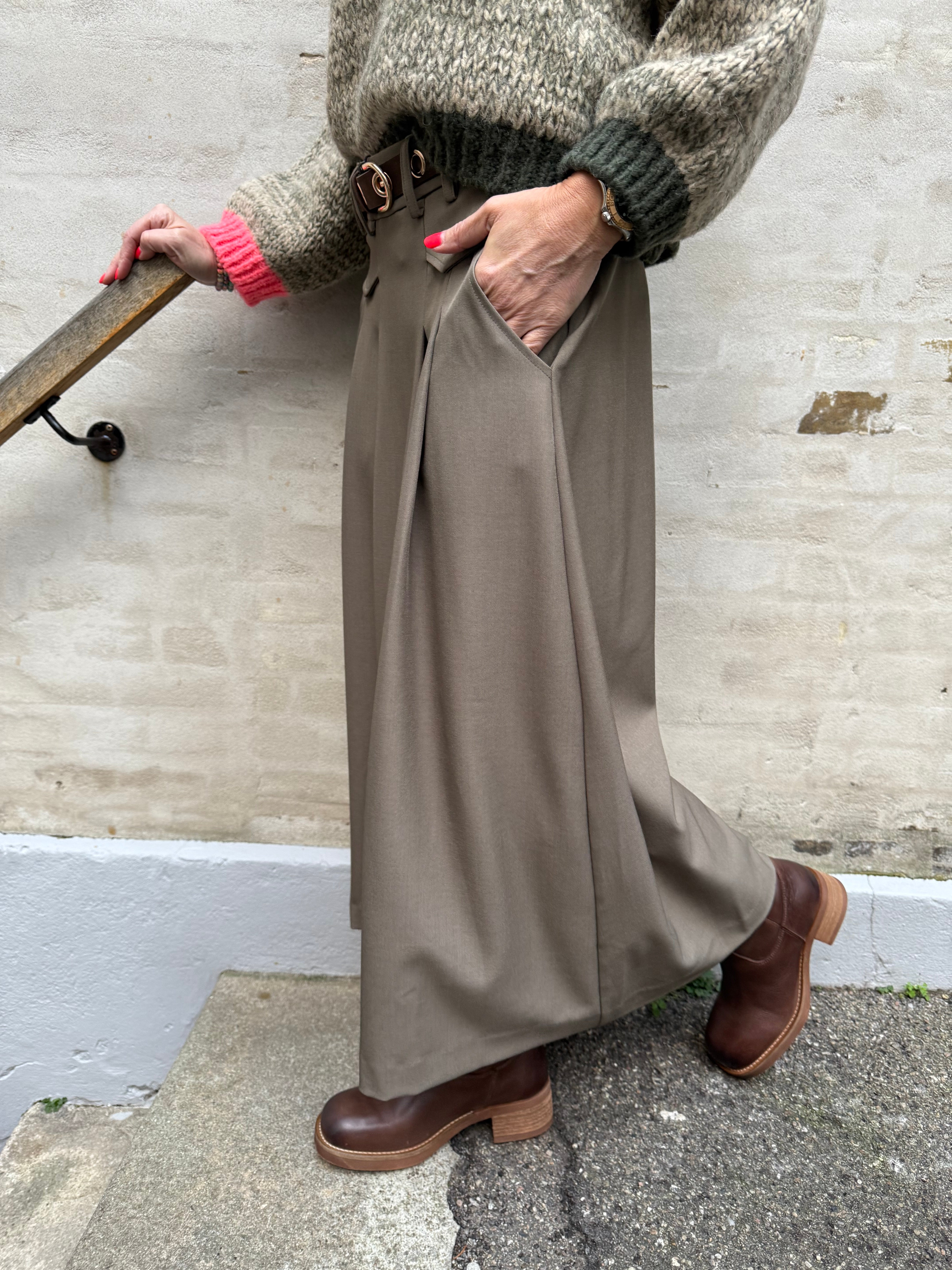 LunaCC Pocket Pleat Skirt - Walnut