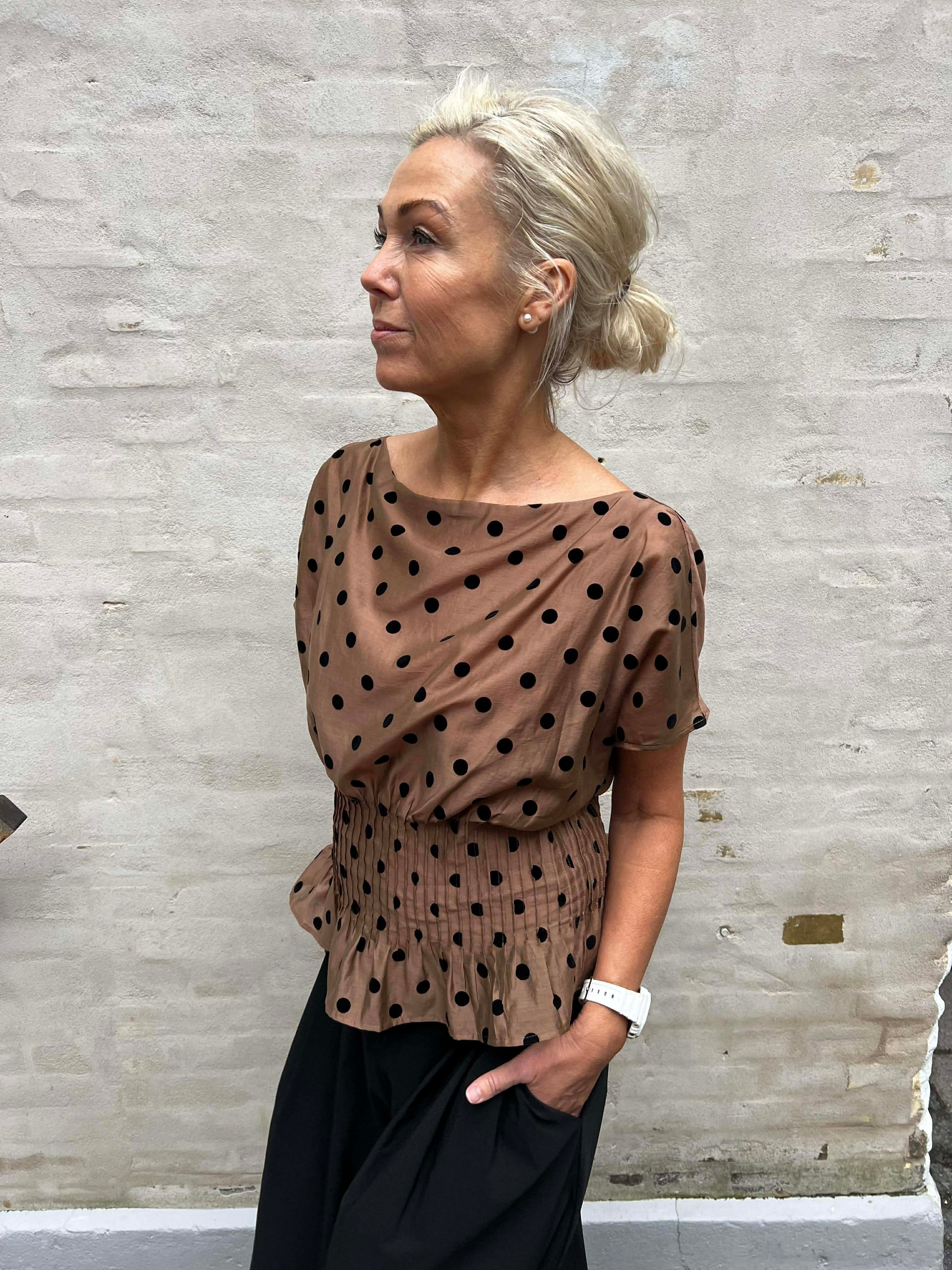 Laura Top - Nougat w Black dot