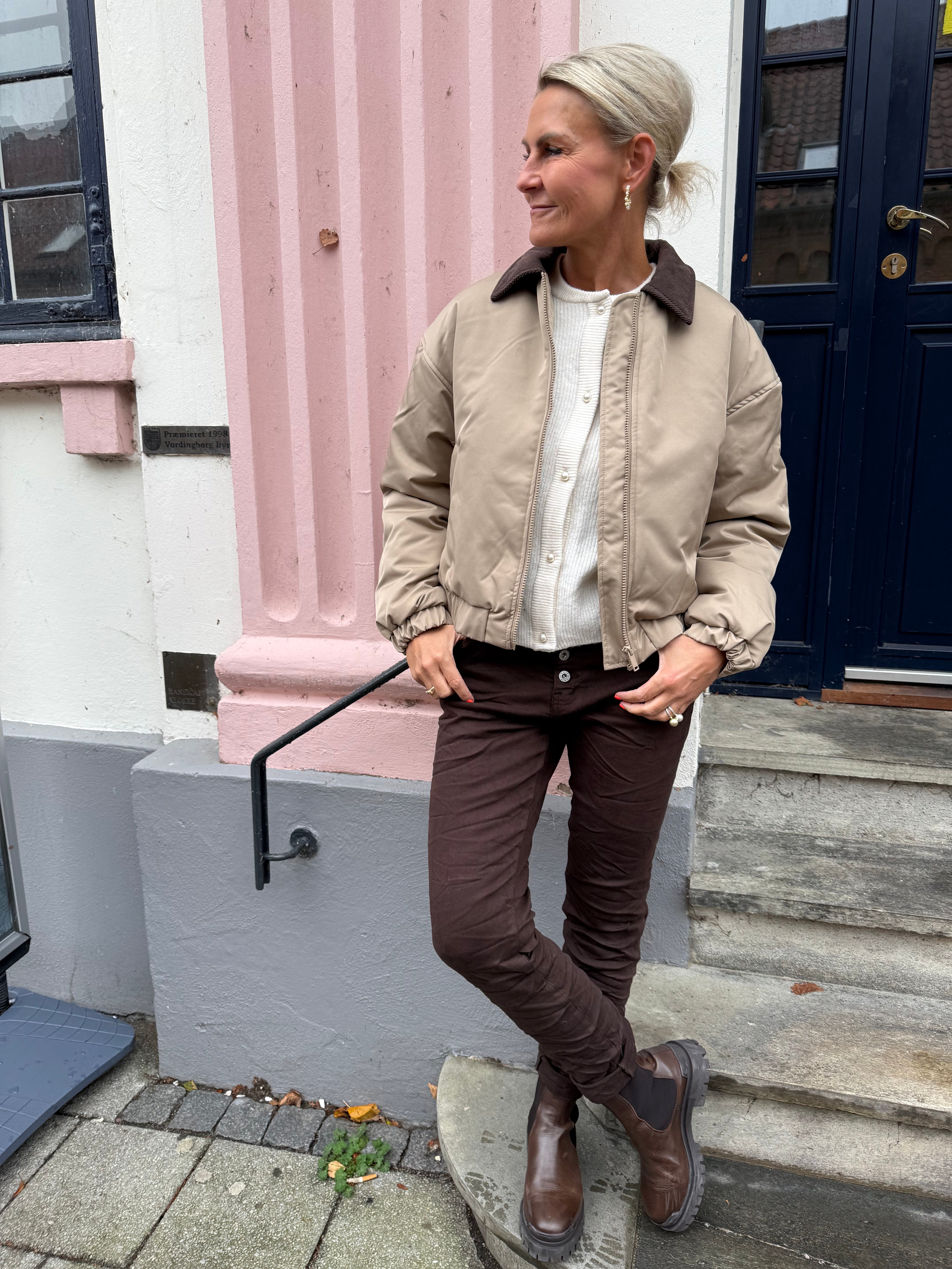 JORMA SHORT PADDED BOMBER JACKET - Greige_Hot fudge