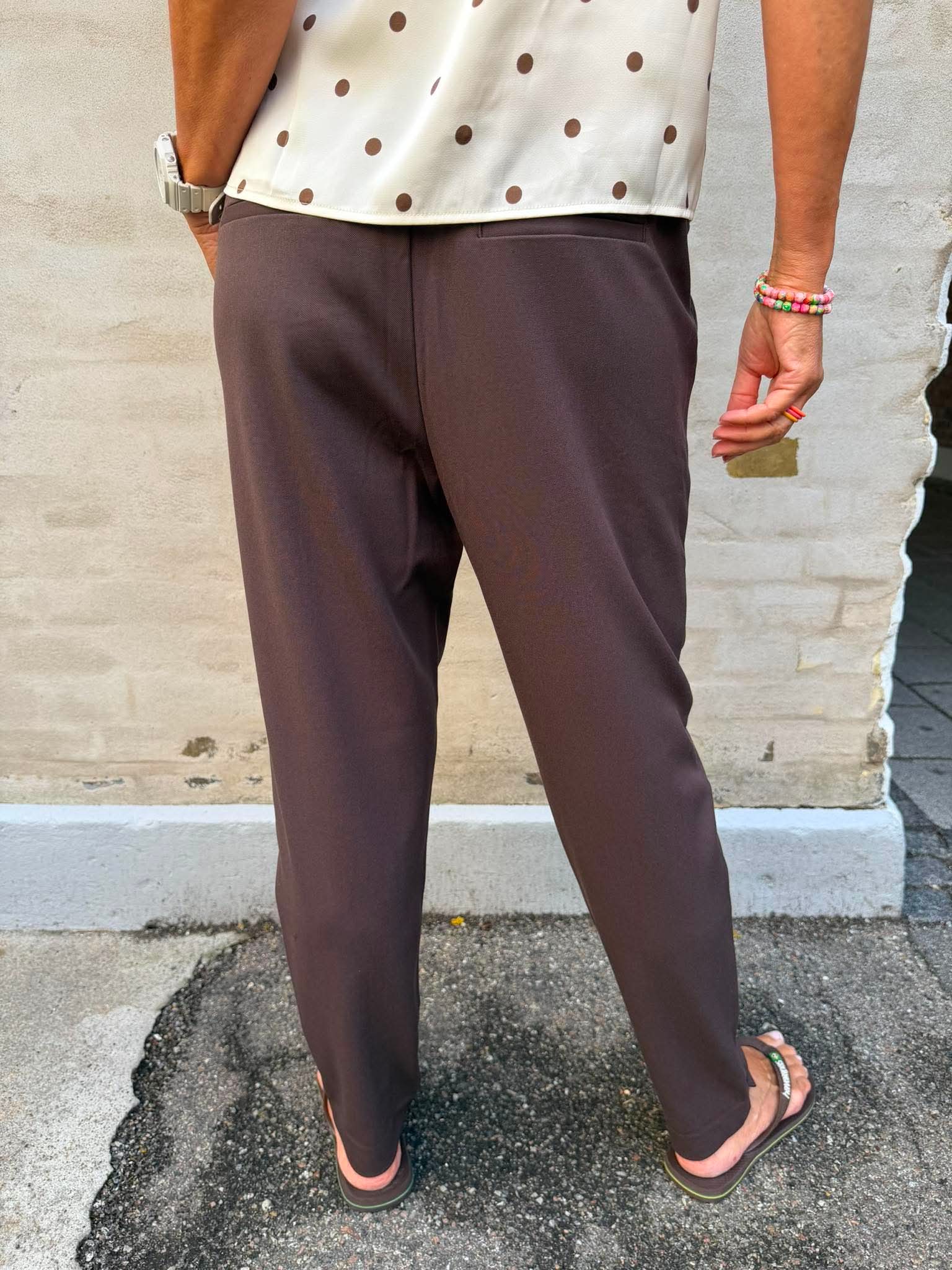 Lisa Slim Pant - Seal Brown