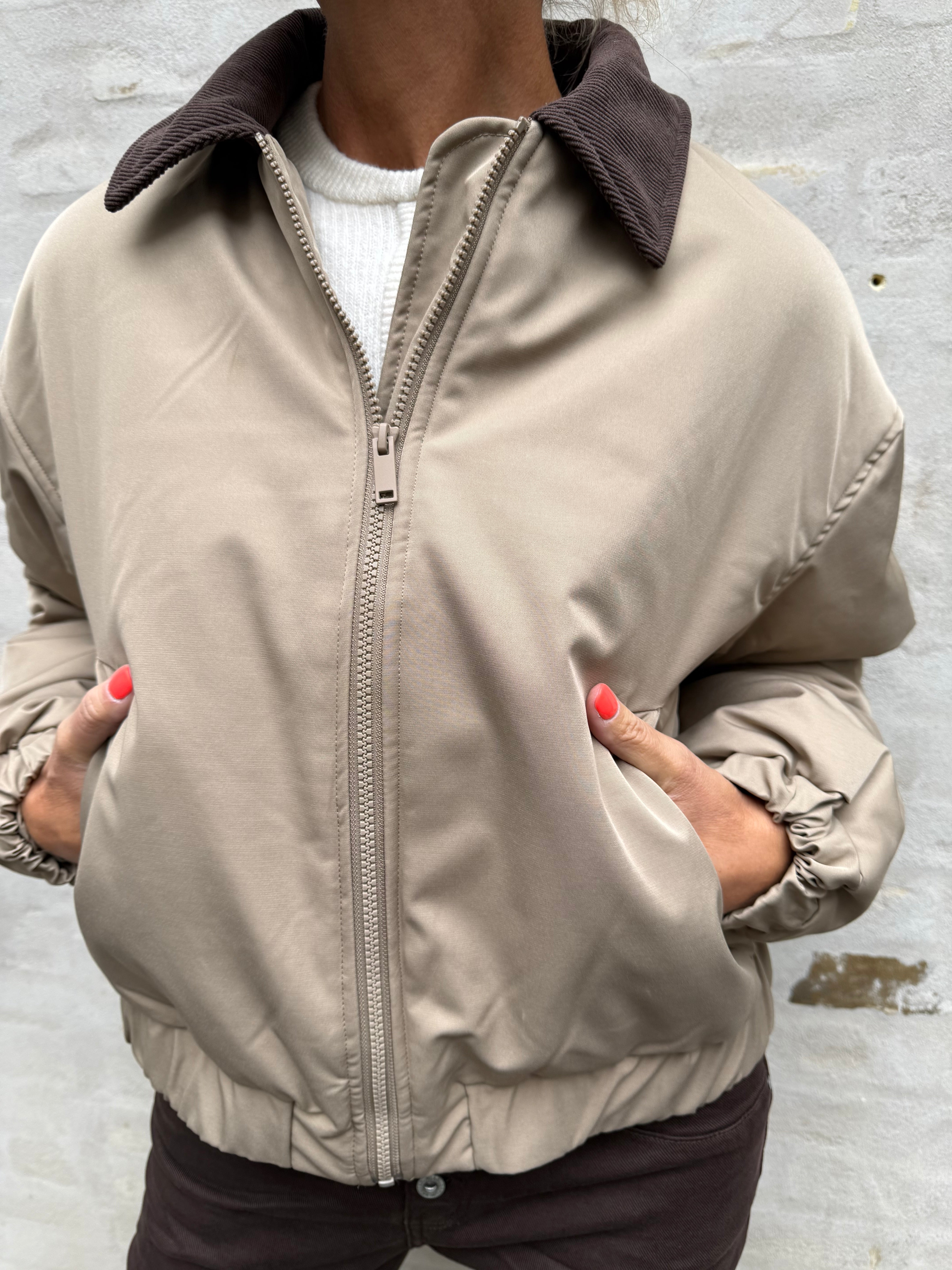 JORMA SHORT PADDED BOMBER JACKET - Greige_Hot fudge