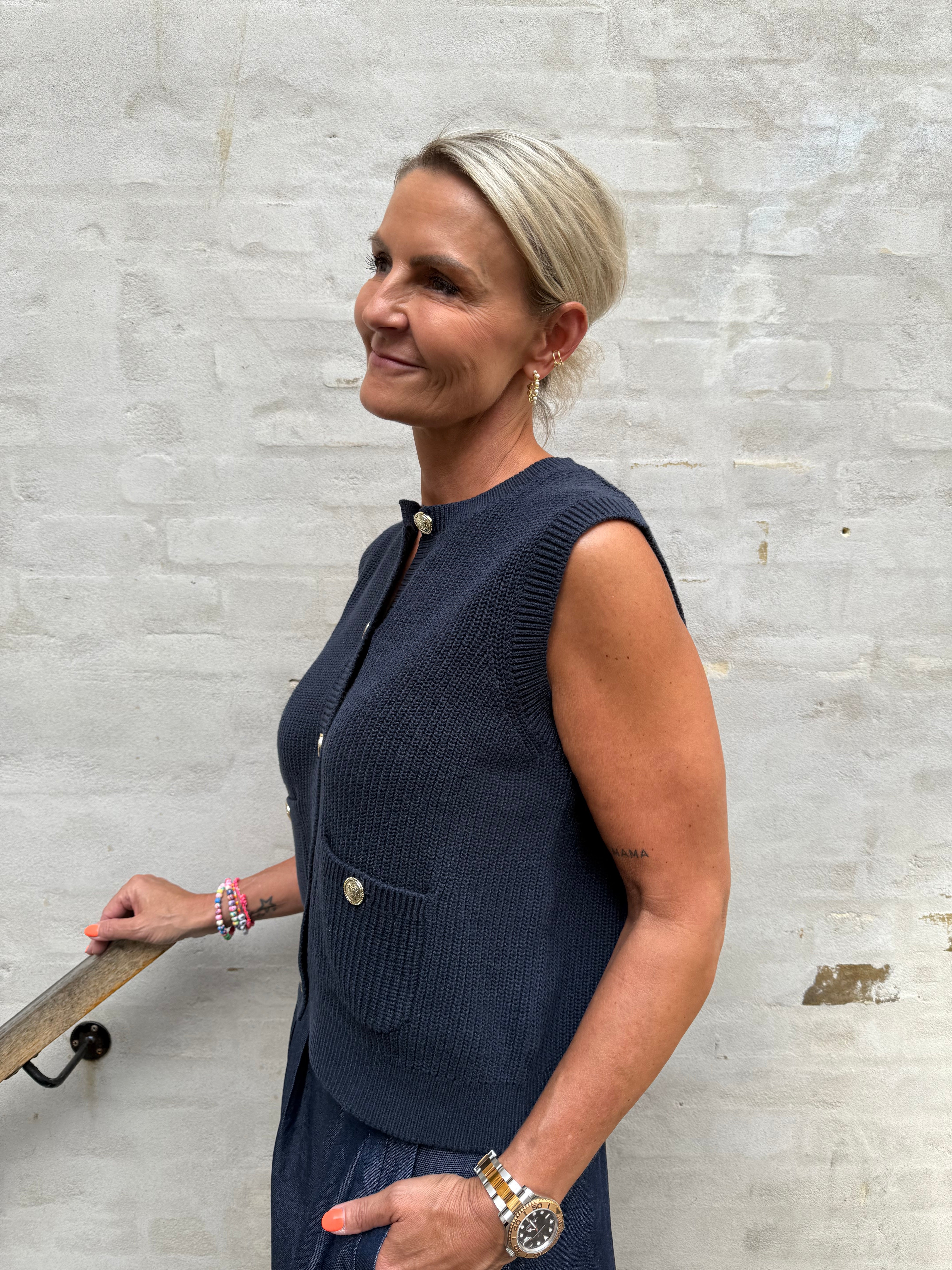 PREORDER-STELLA O-NECK VEST - Total Eclipse