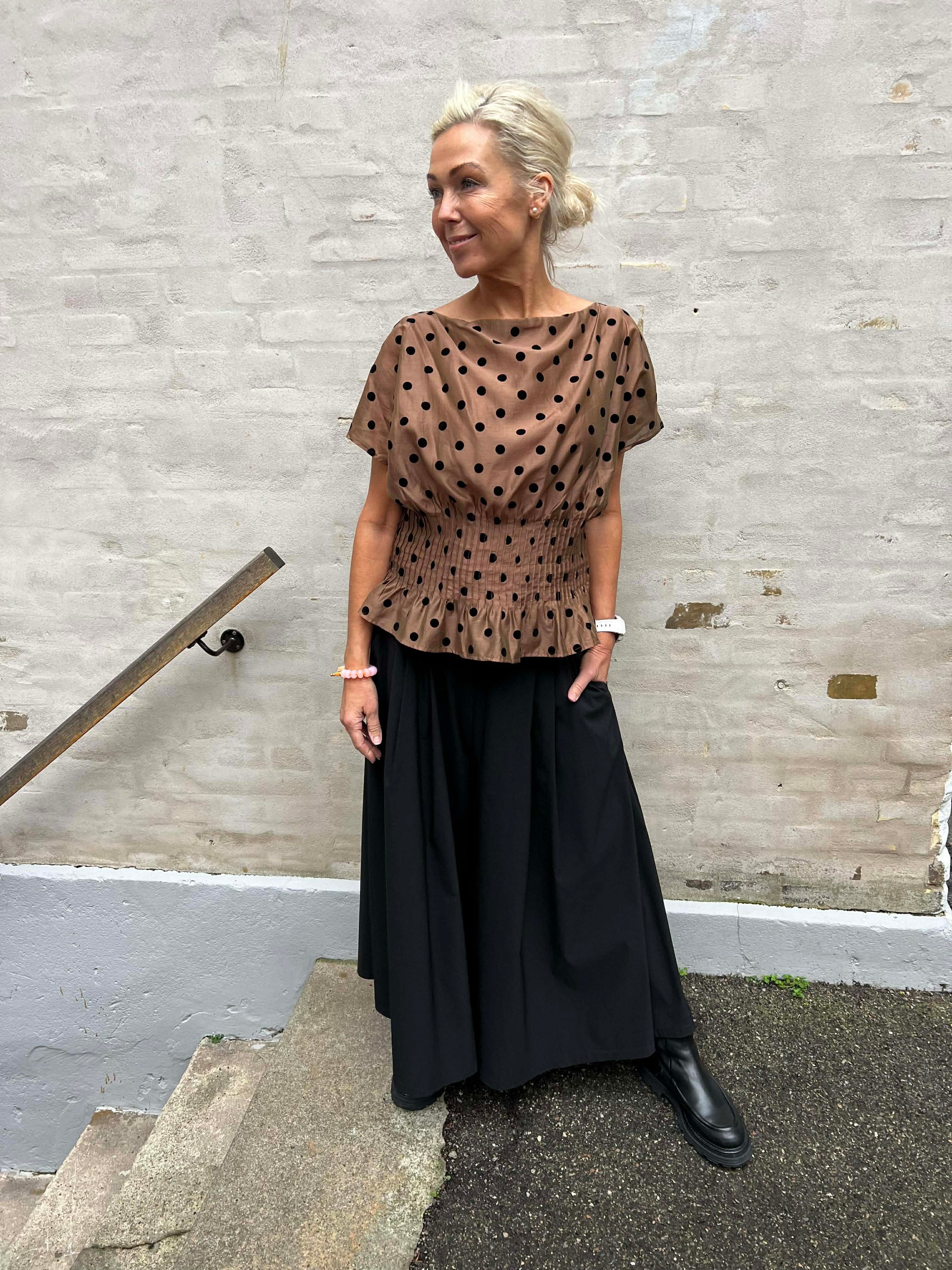 Laura Top - Nougat w Black dot