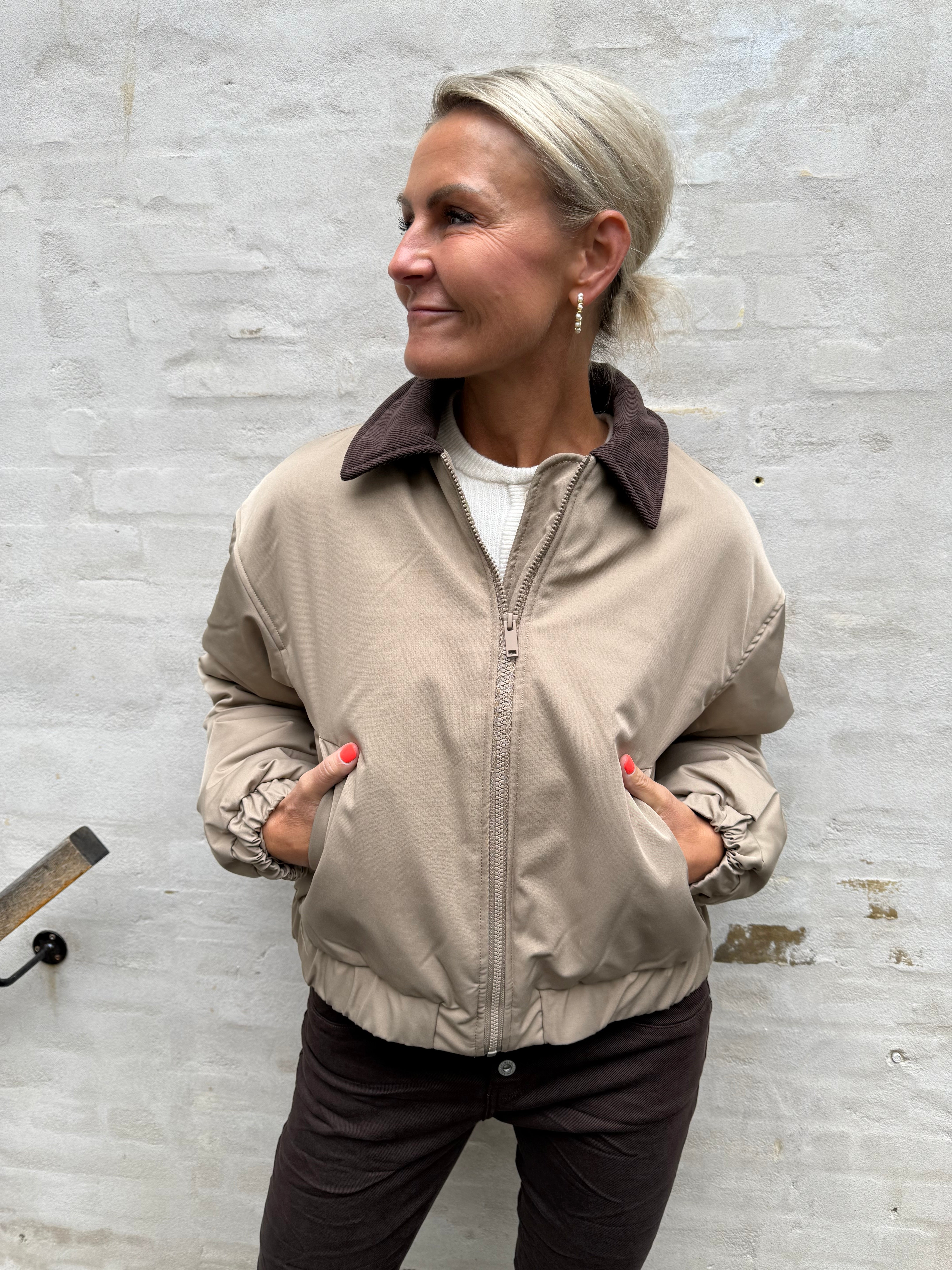 JORMA SHORT PADDED BOMBER JACKET - Greige_Hot fudge