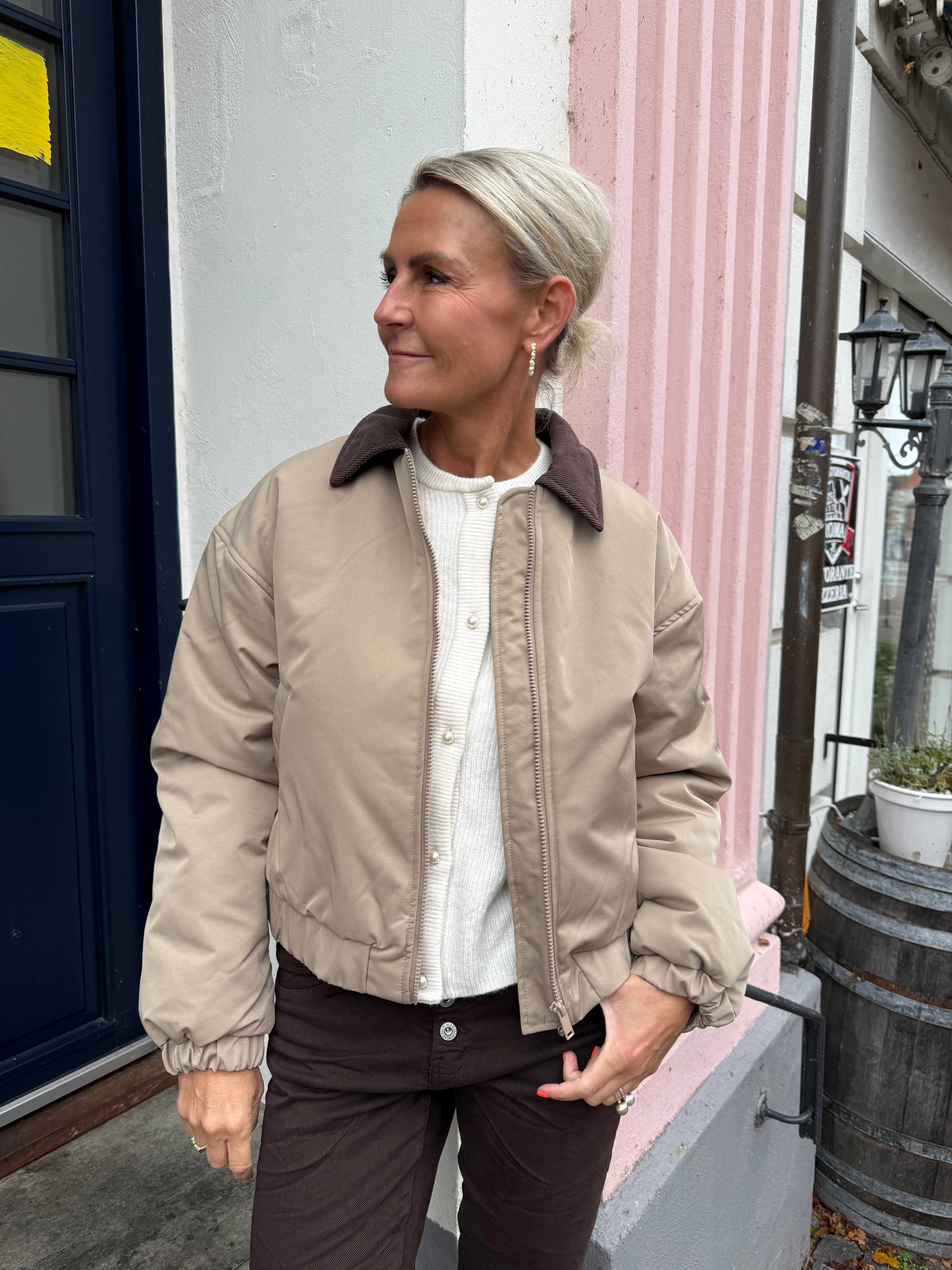 JORMA SHORT PADDED BOMBER JACKET - Greige_Hot fudge