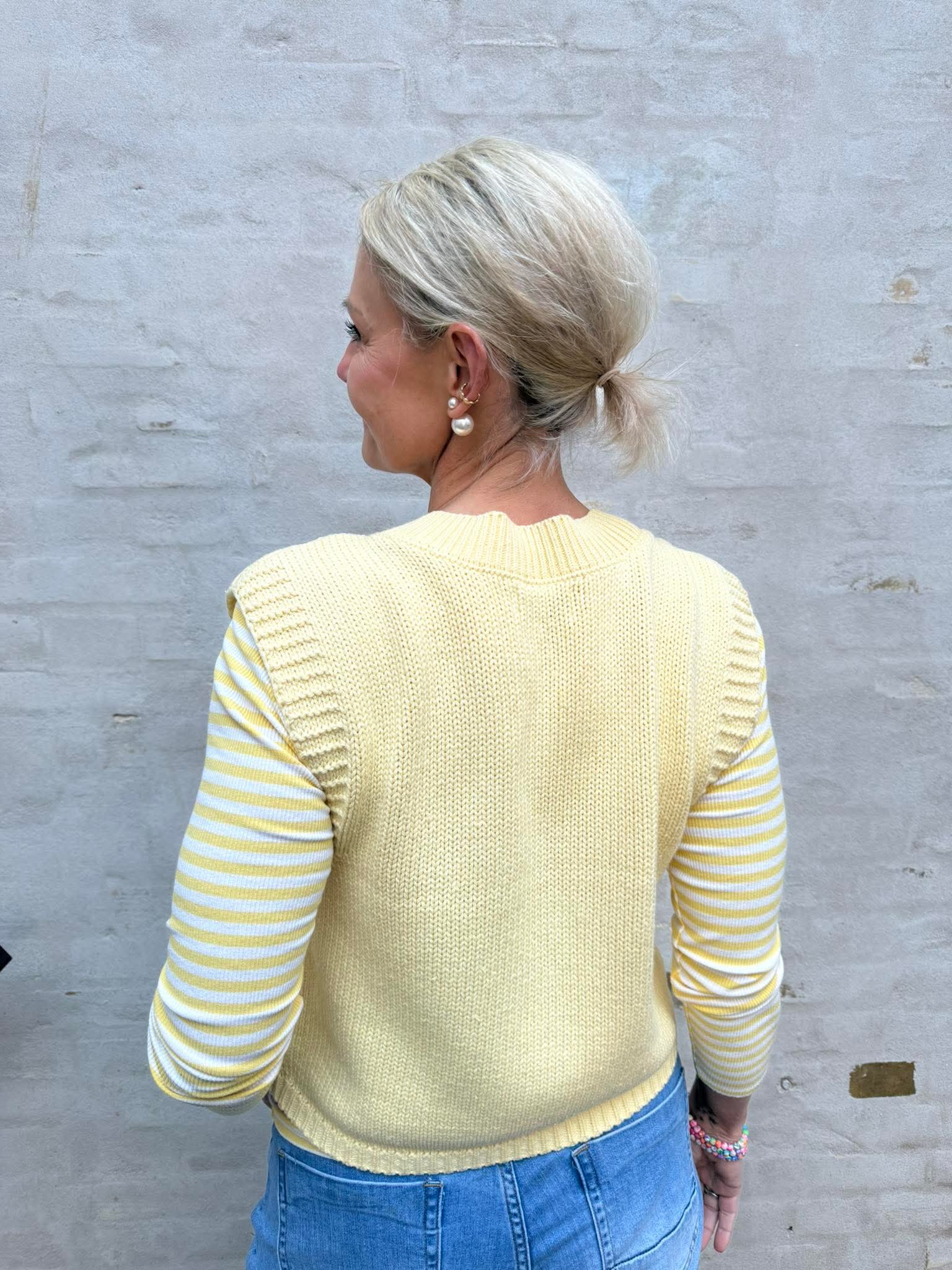 ANNALISE SL O-NECK CABLE VEST - Double Cream W. HORN BUTTON