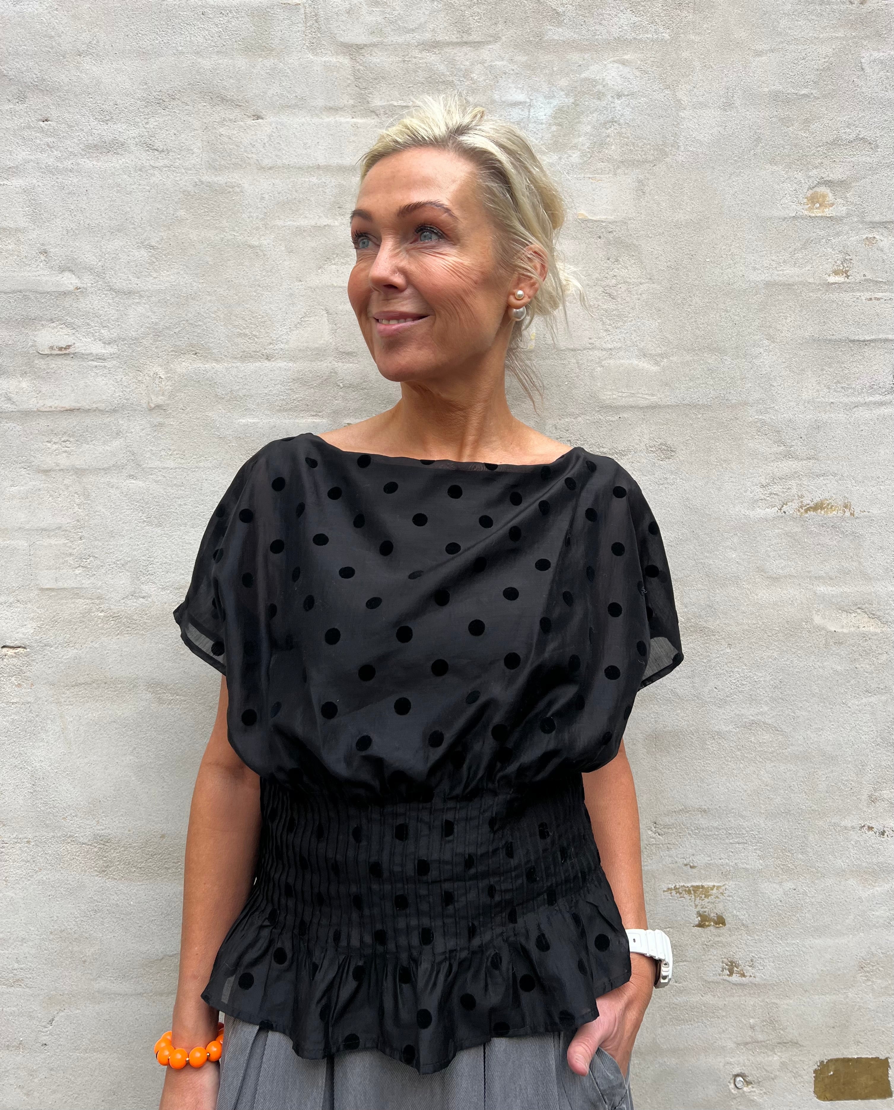 Laura Top - Black with black dot