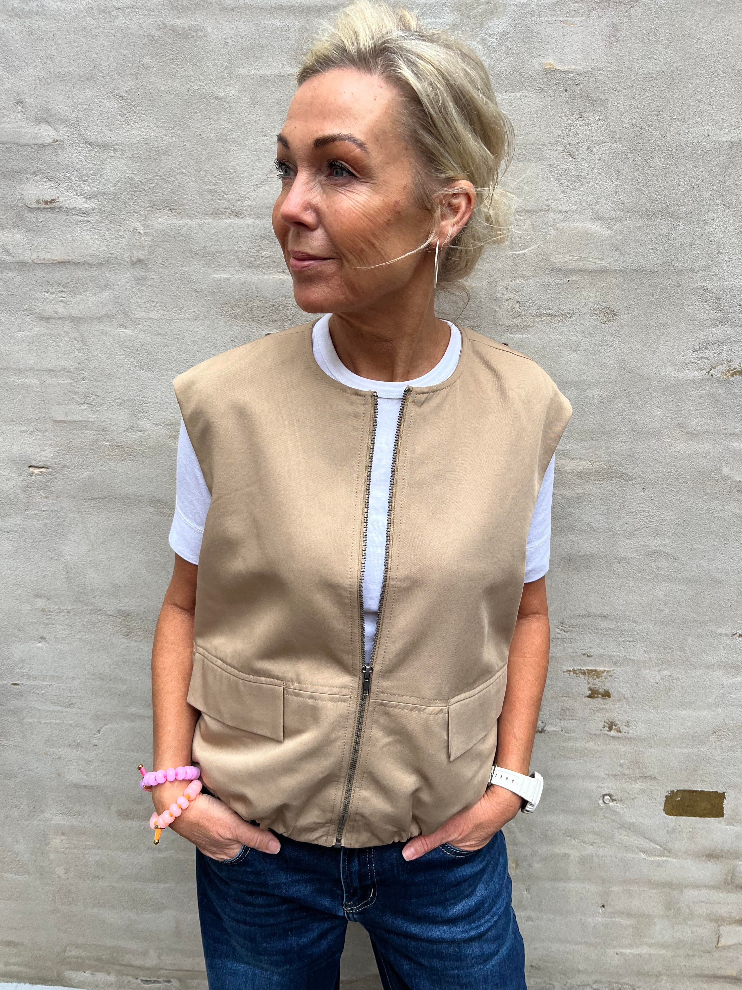 BERIT BALLOON BOMBER VEST - Travertine