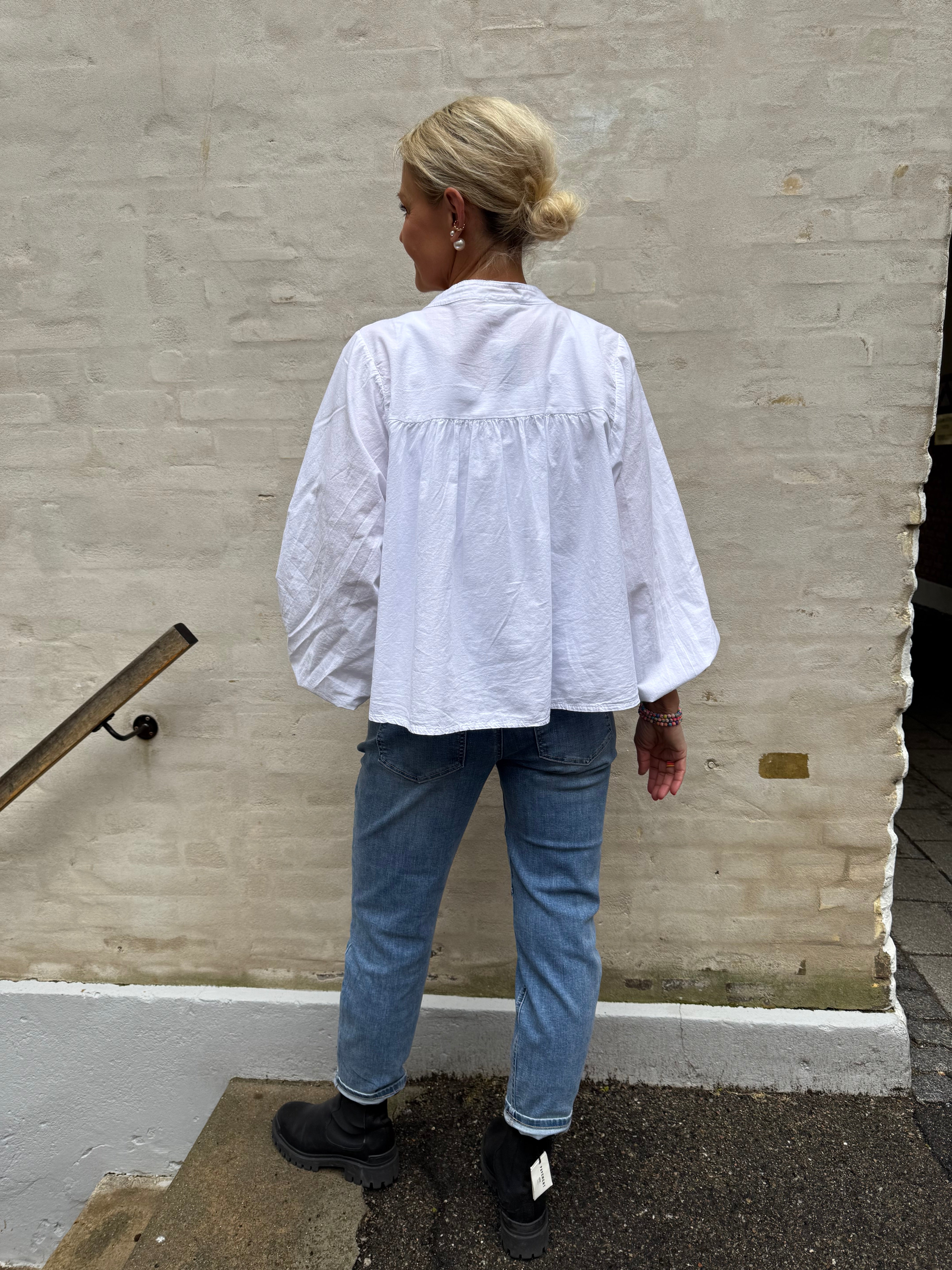 Lux Shirt w. Embrodery - White