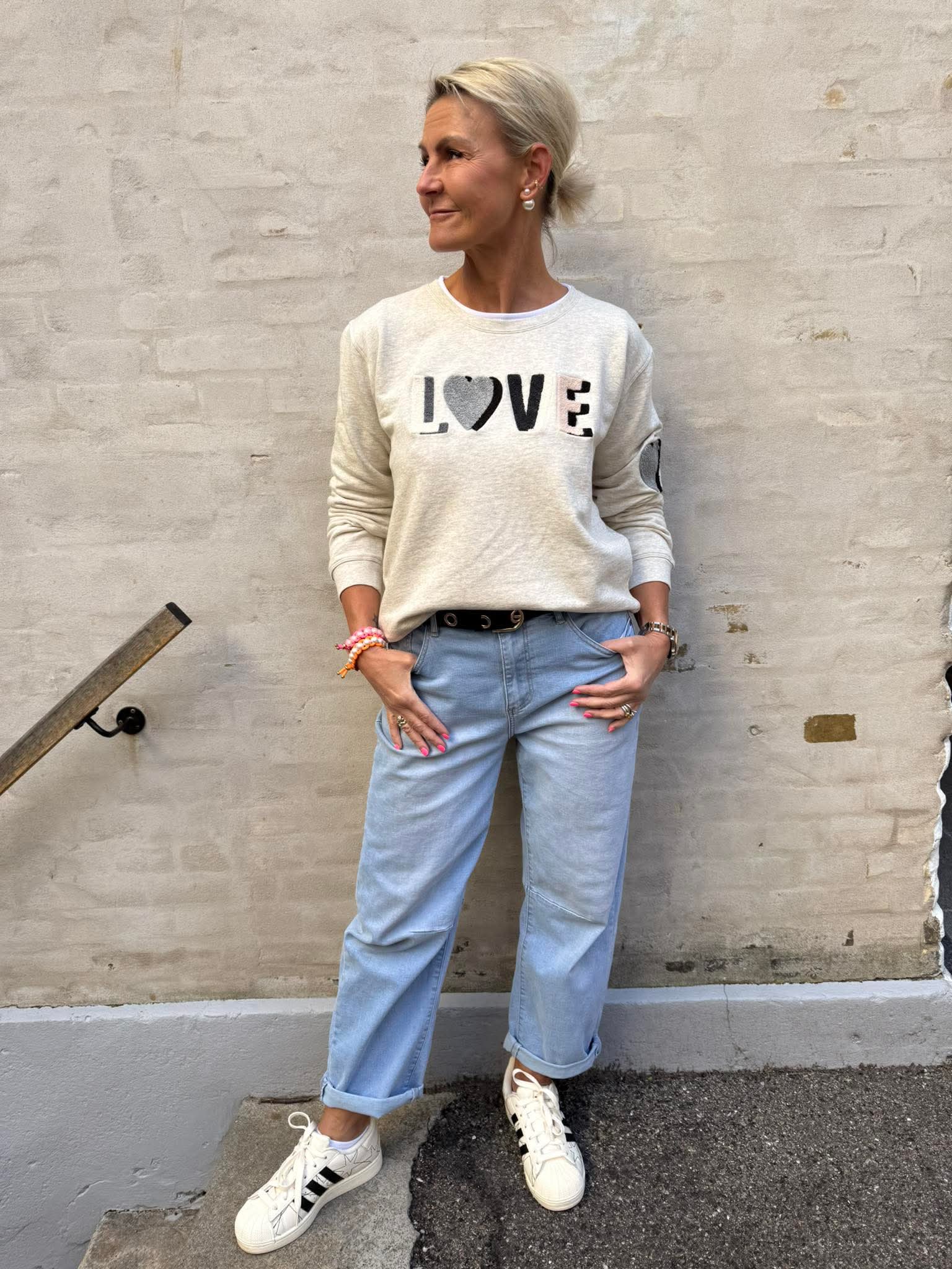 Sweat LOVE - Auora rosa med orange broderi klassiker