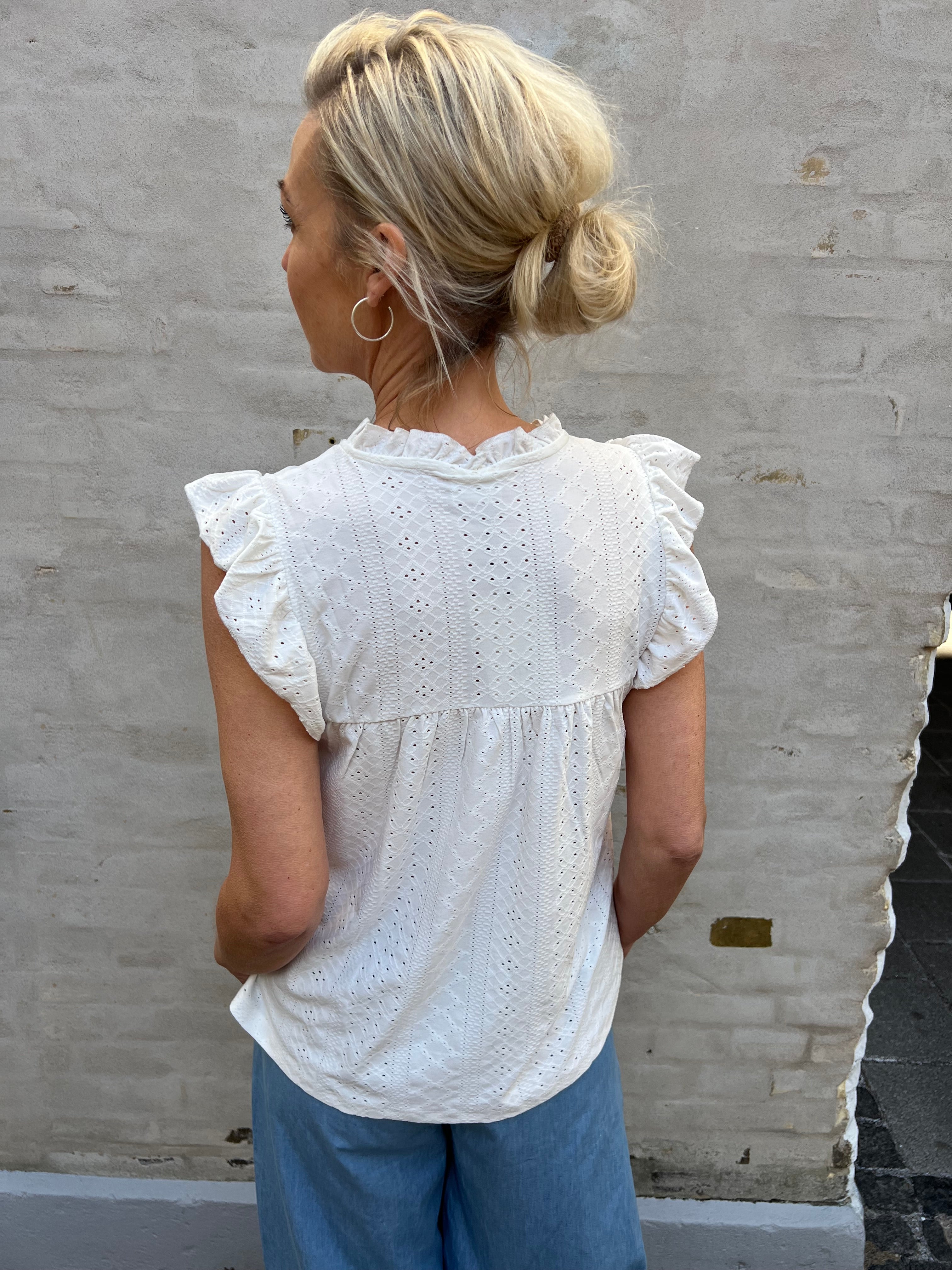Cathinka v-neck frill top cloud dancer