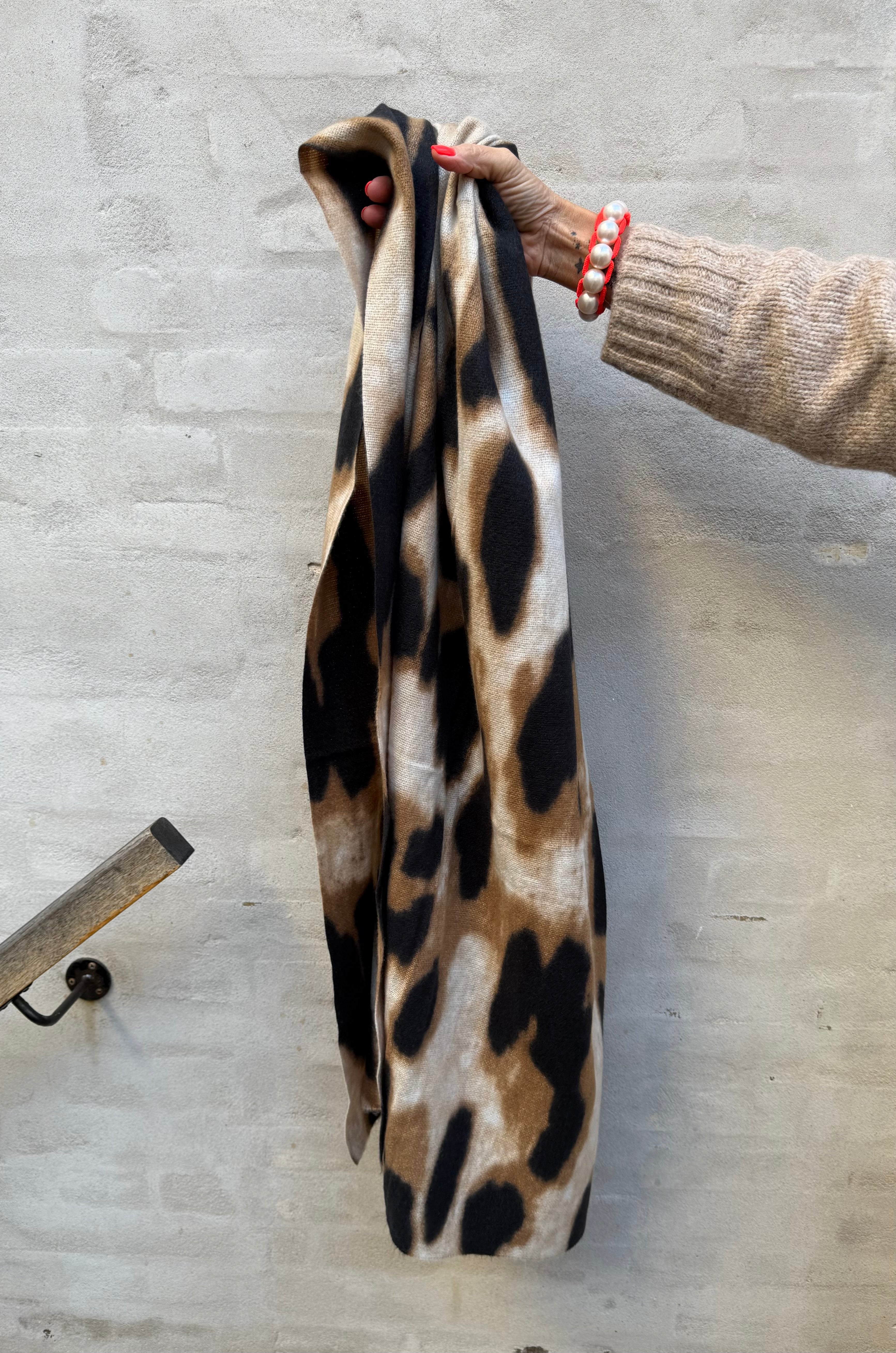 Sienna leo scarf