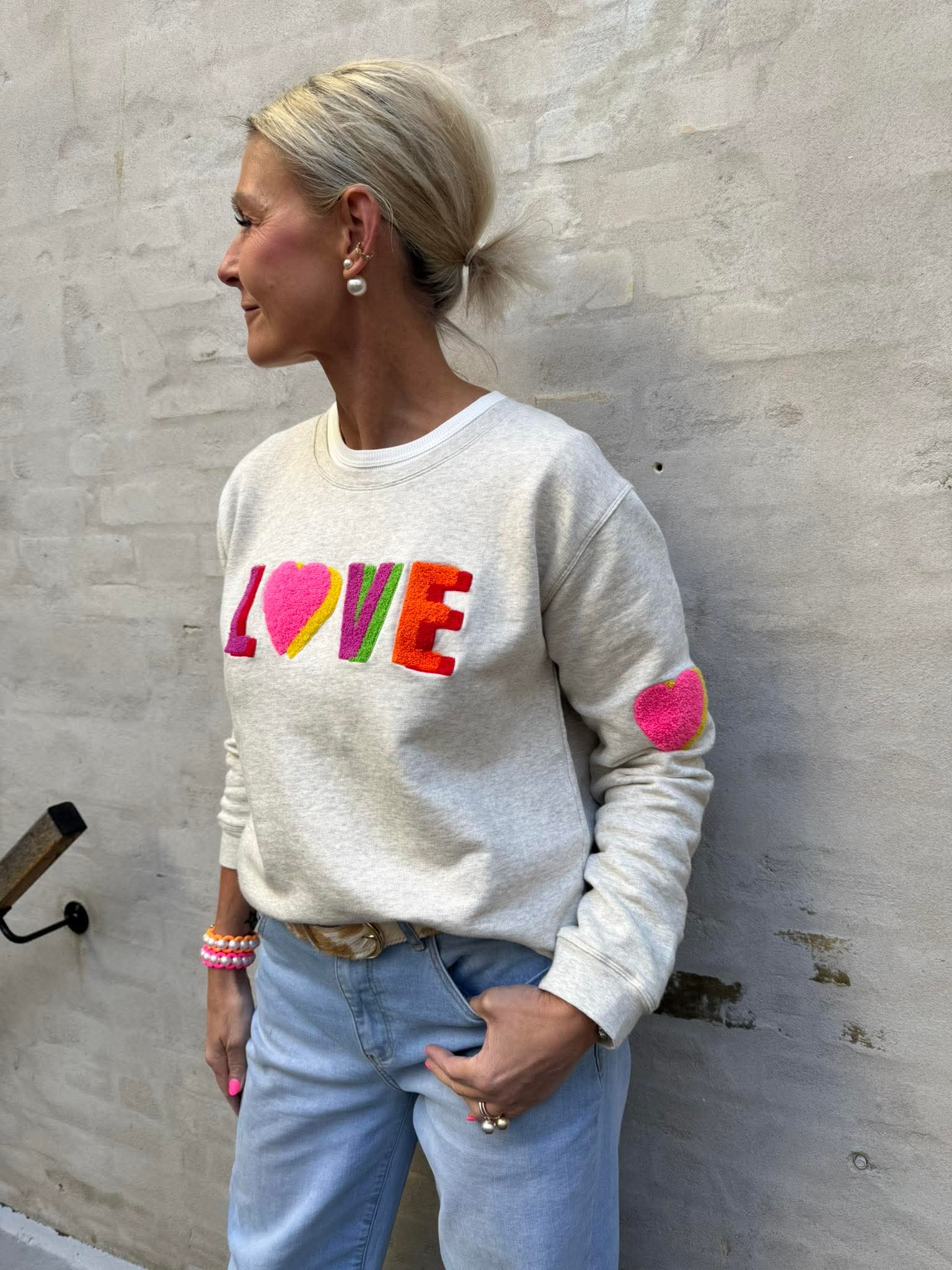 Sweat LOVE - Auora rosa med orange broderi klassiker