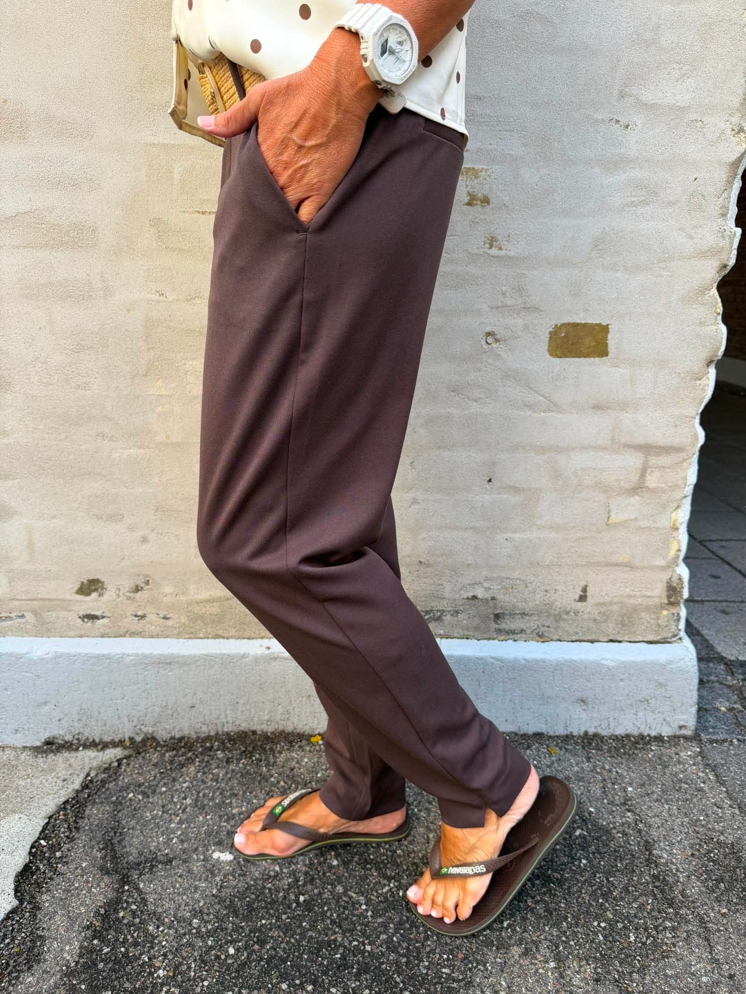 Lisa Slim Pant - Seal Brown