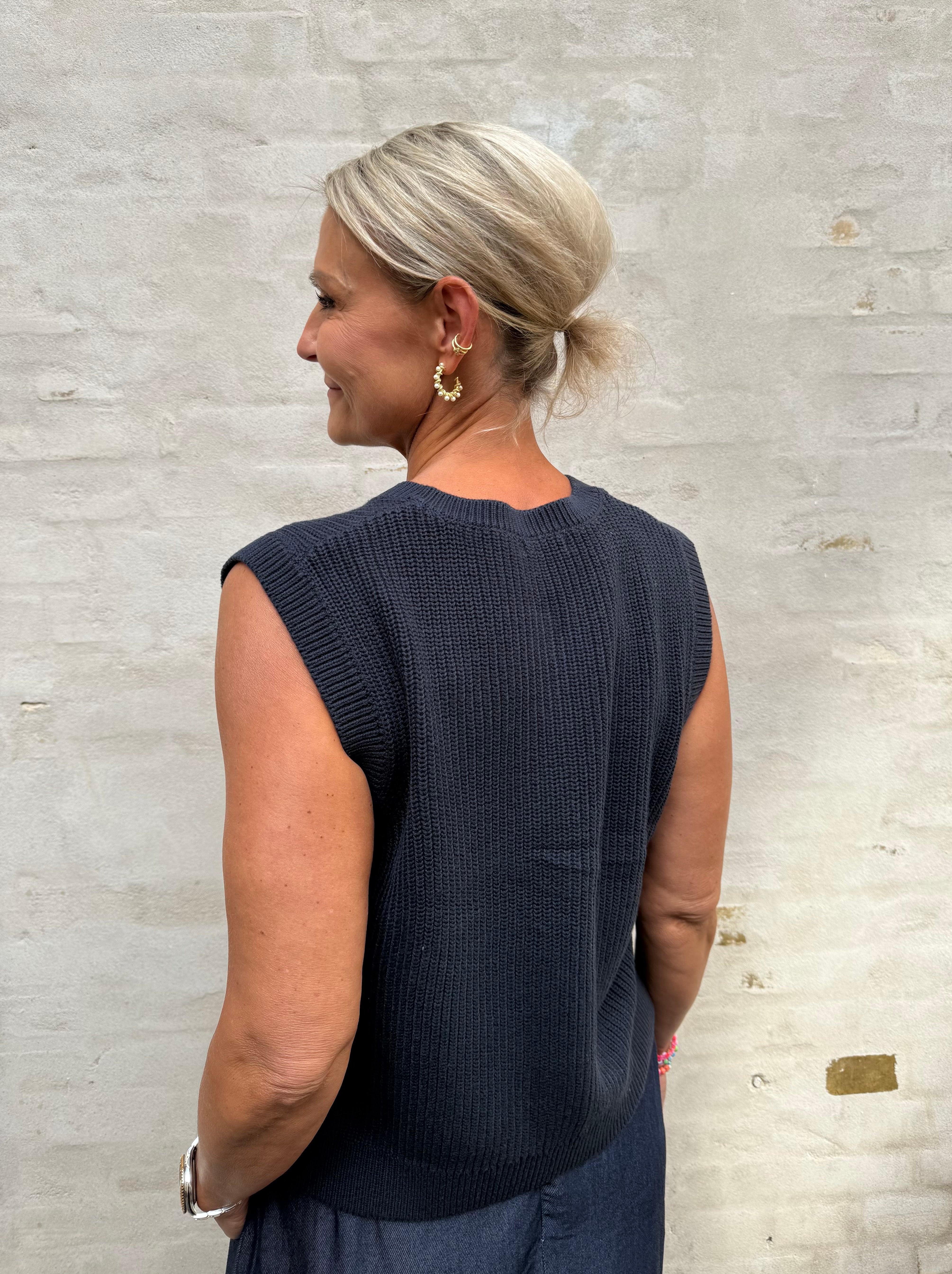 PREORDER-STELLA O-NECK VEST - Total Eclipse