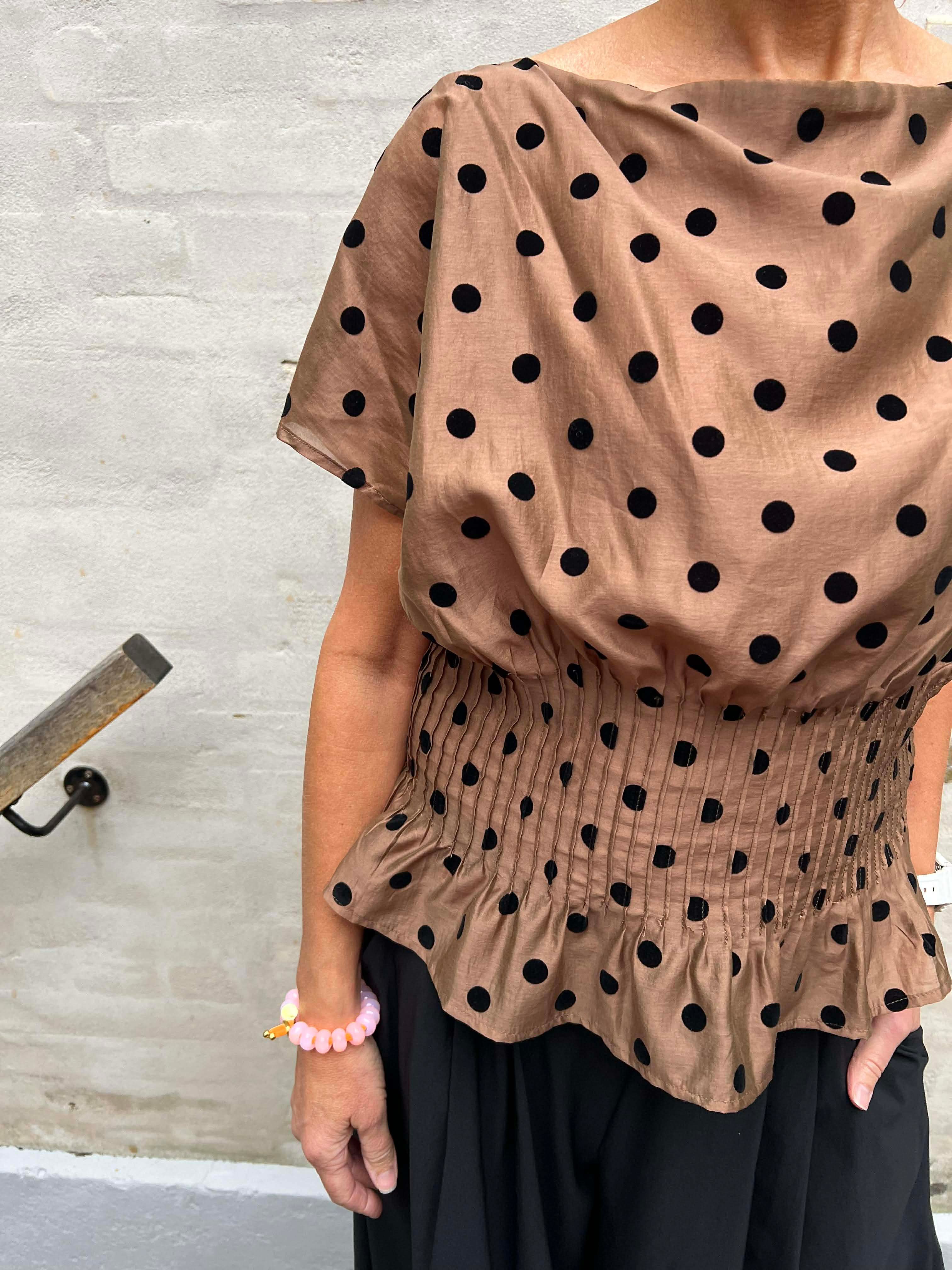 Laura Top - Nougat w Black dot