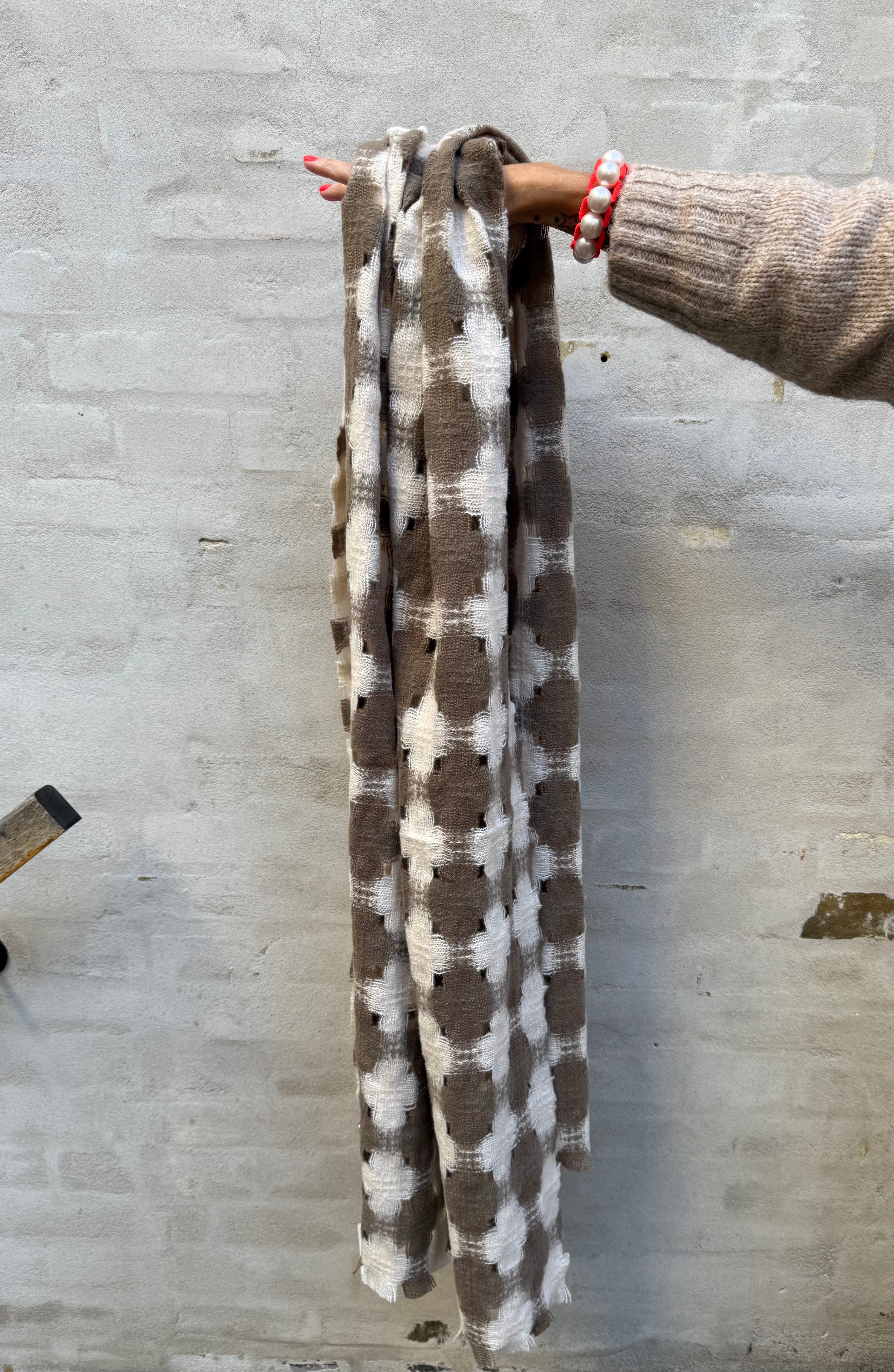 Saga Chess scarf beige