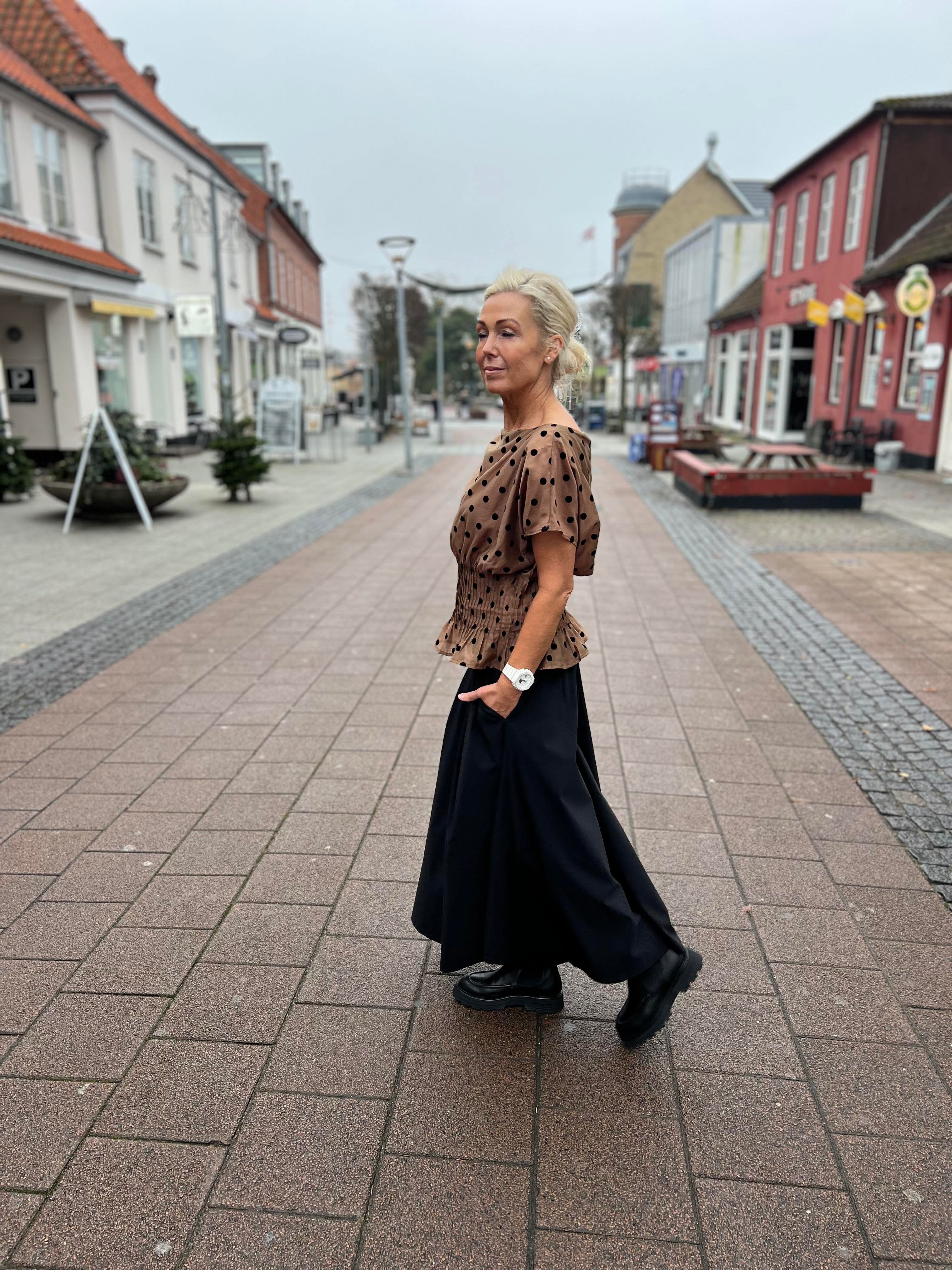 Laura Top - Nougat w Black dot