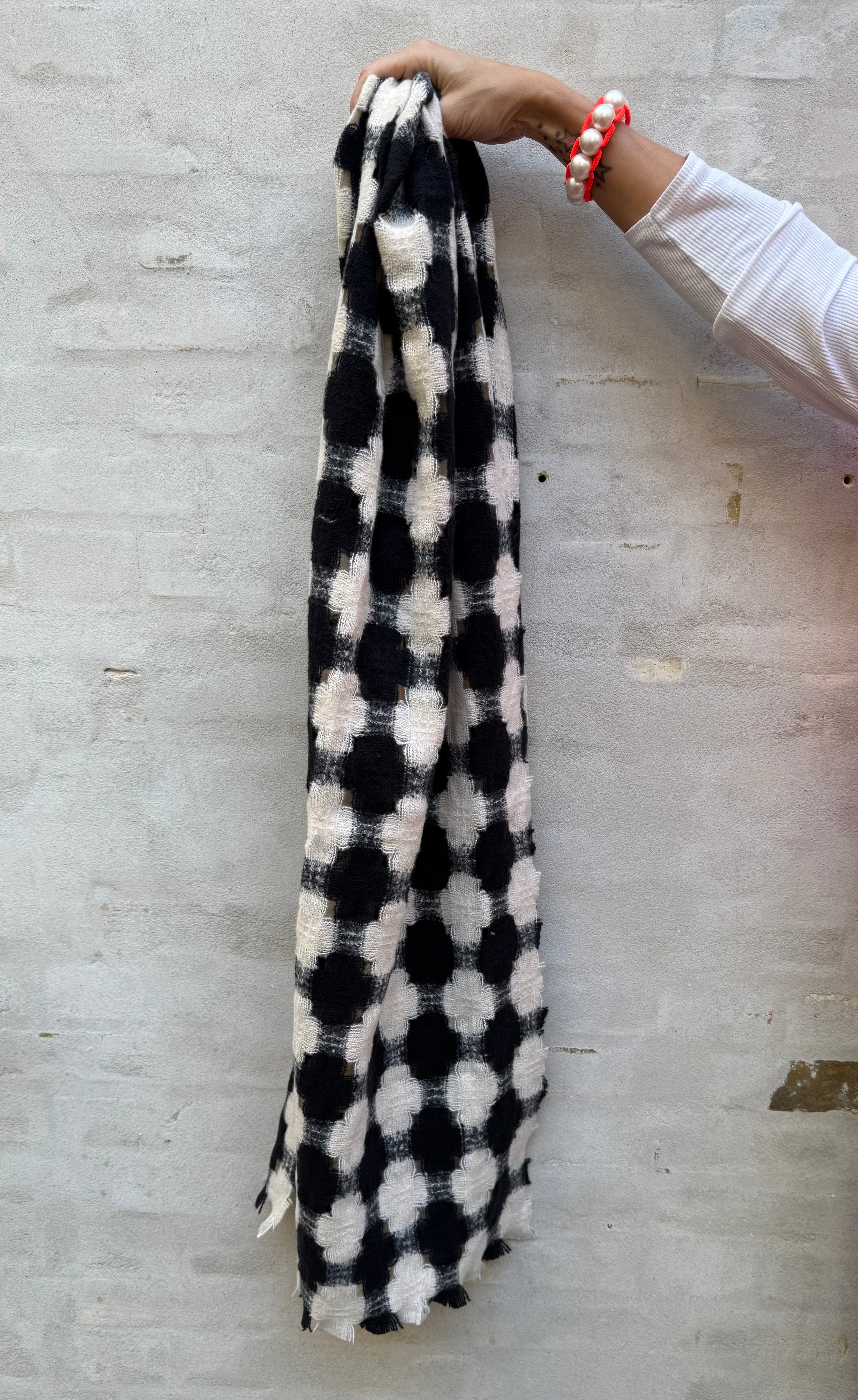 Saga Chess scarf black