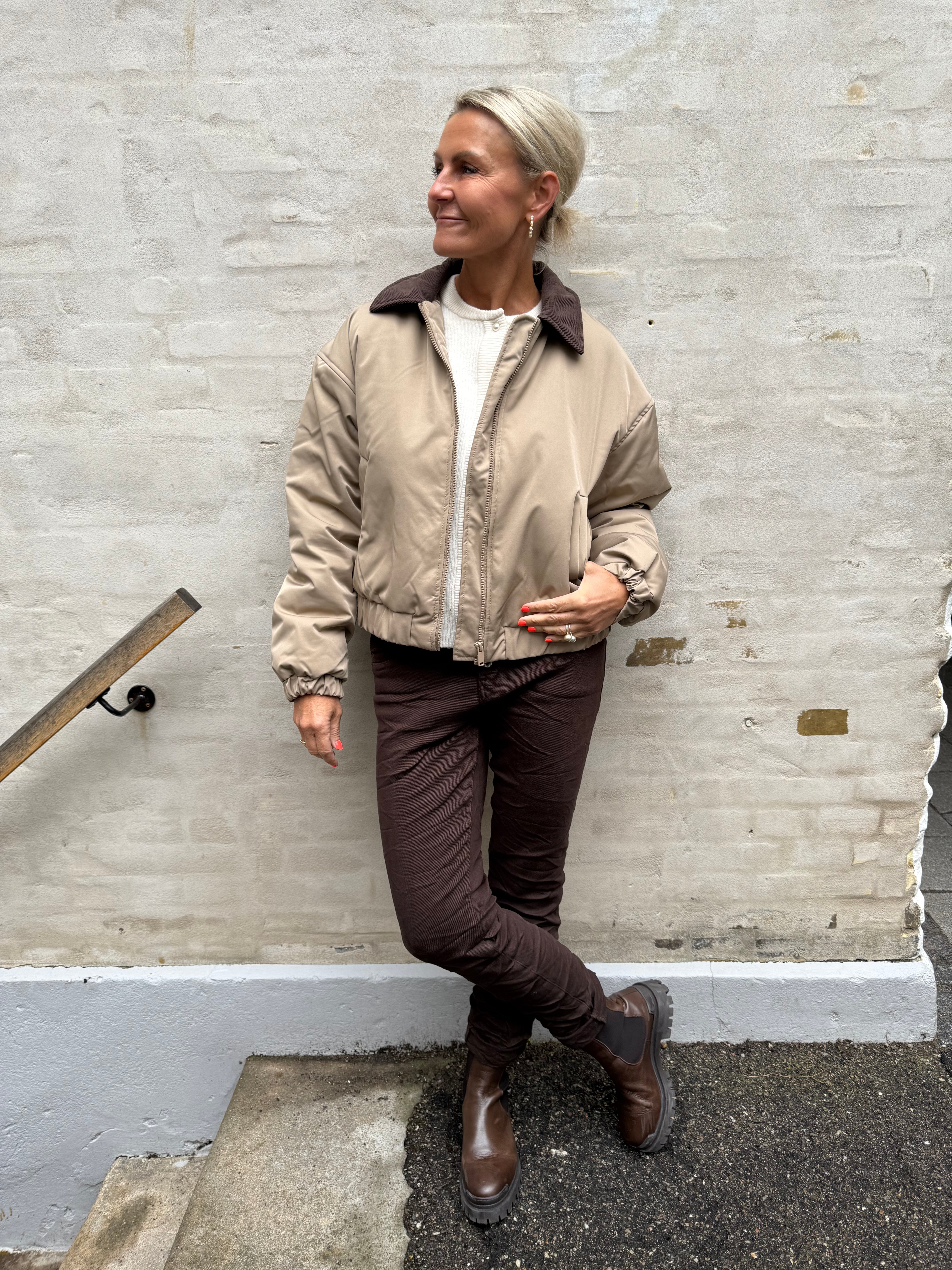 JORMA SHORT PADDED BOMBER JACKET - Greige_Hot fudge