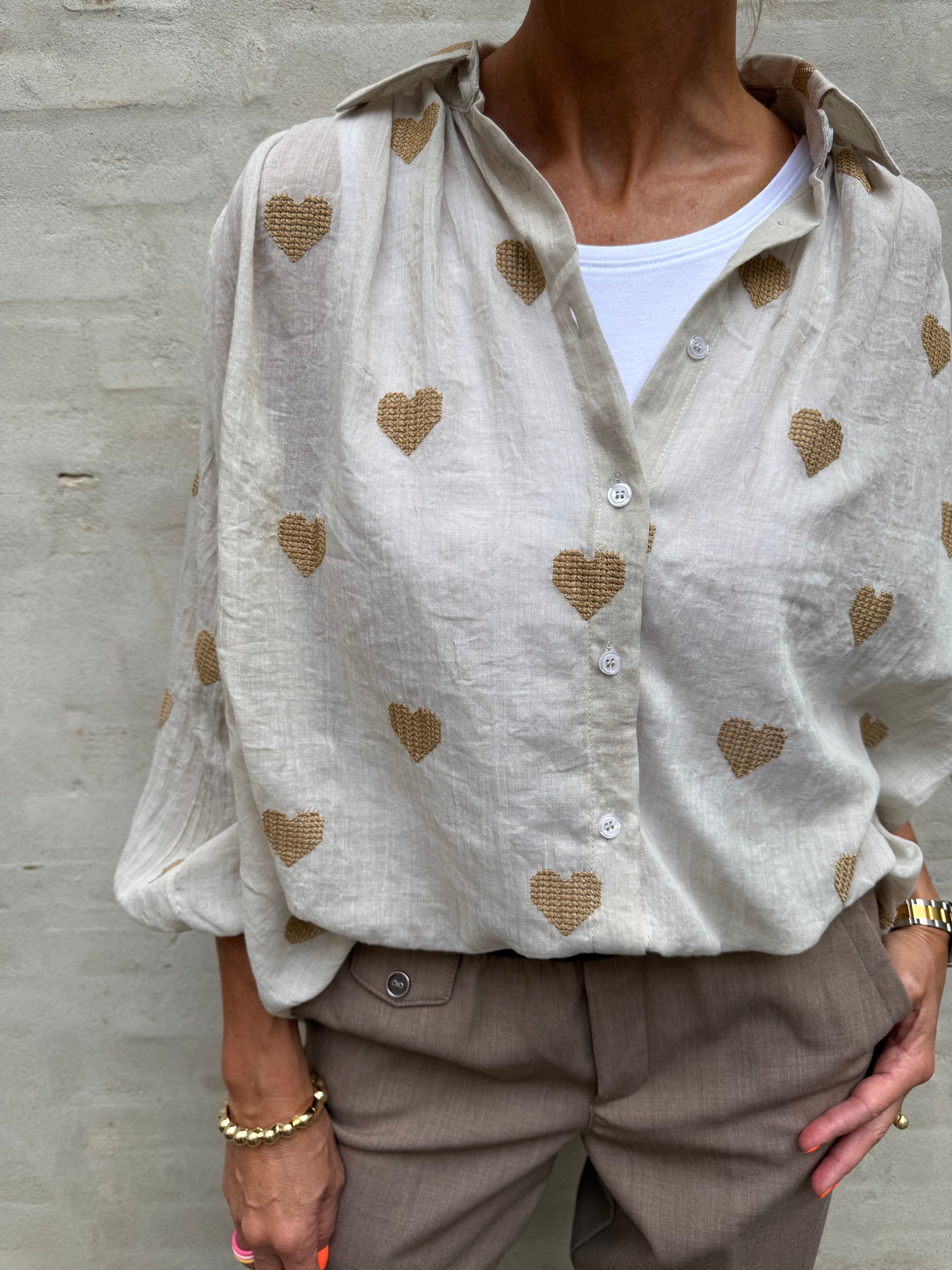 Shirt w. Embrodery Hearts - Taupe