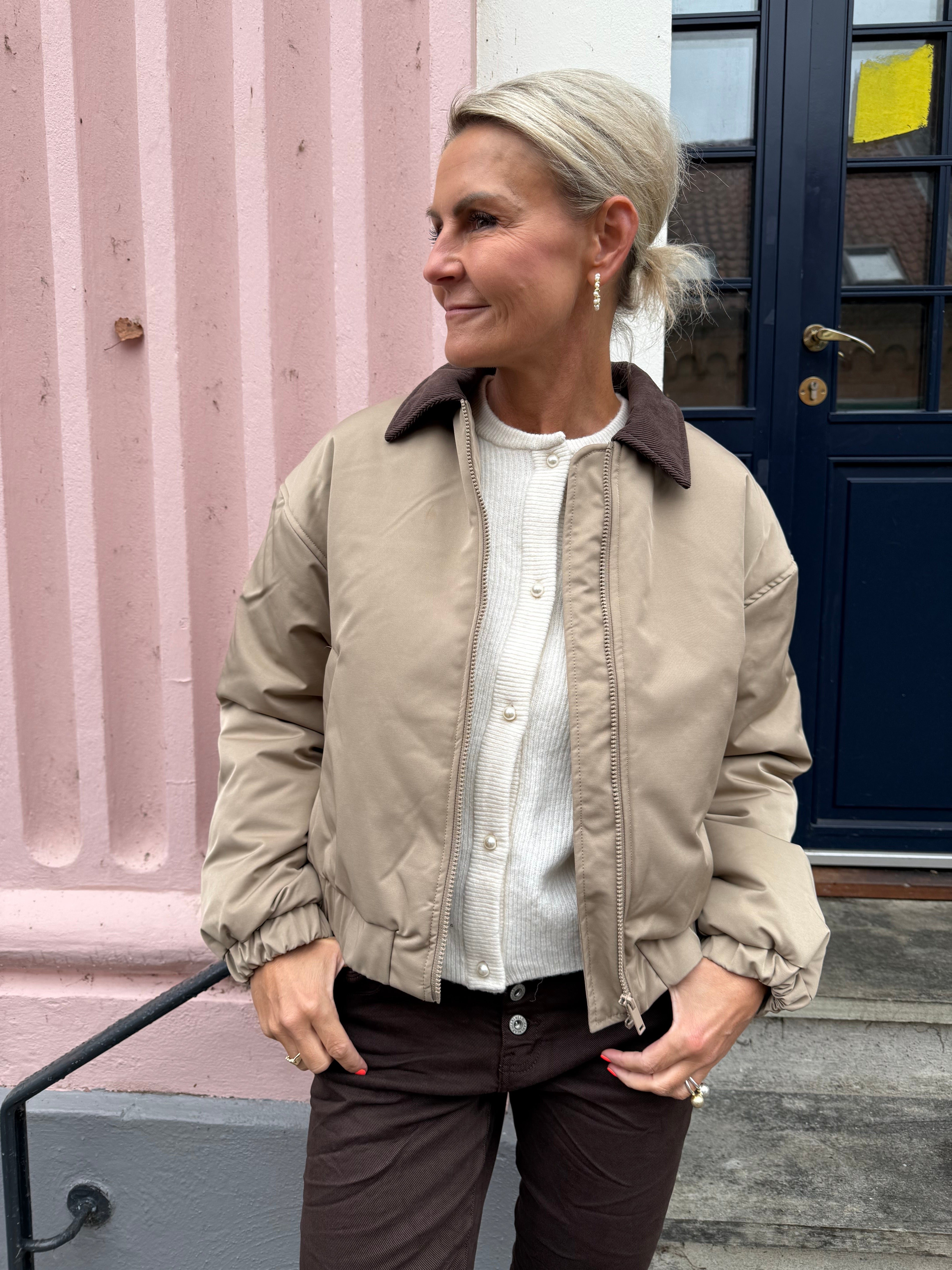 JORMA SHORT PADDED BOMBER JACKET - Greige_Hot fudge