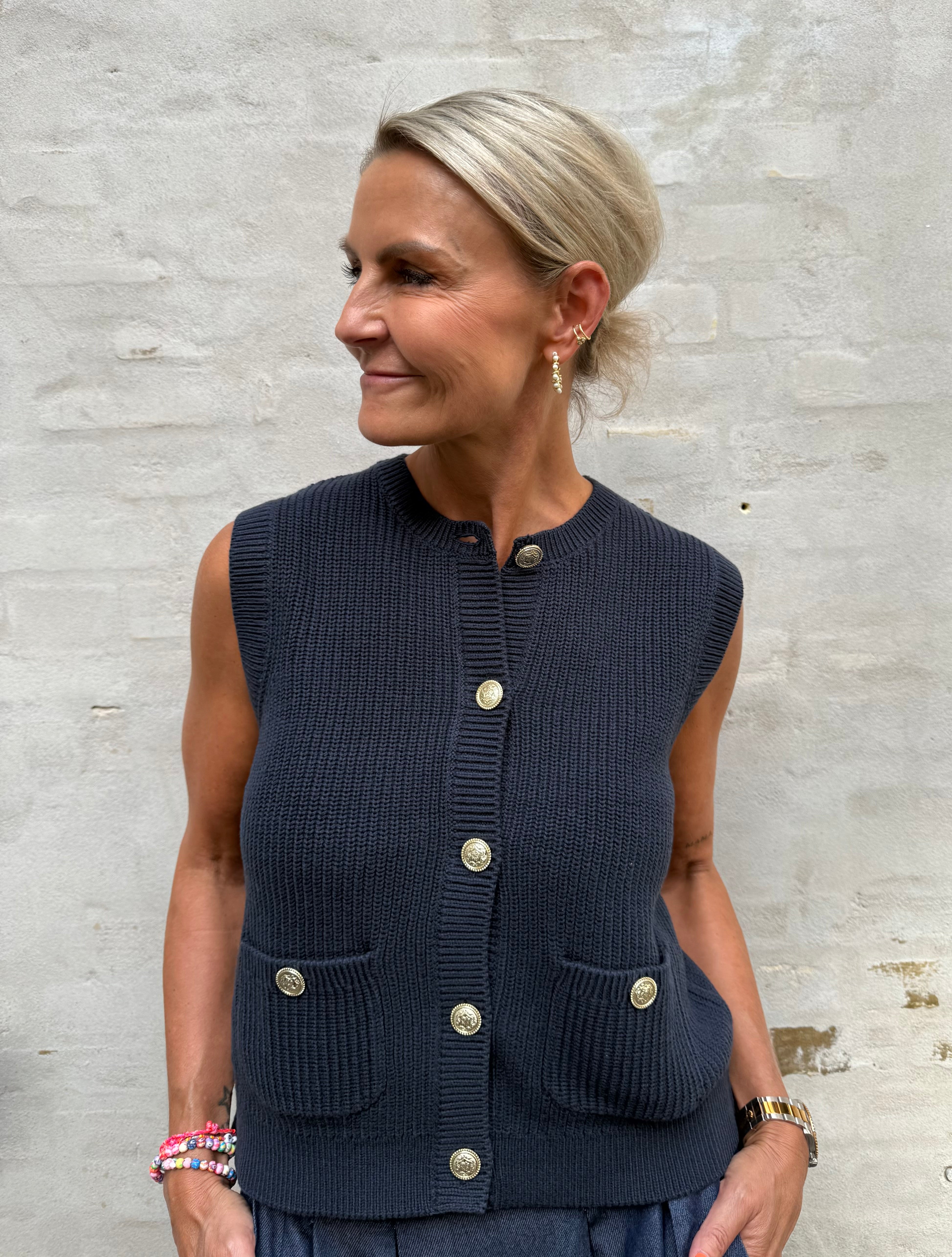 PREORDER-STELLA O-NECK VEST - Total Eclipse