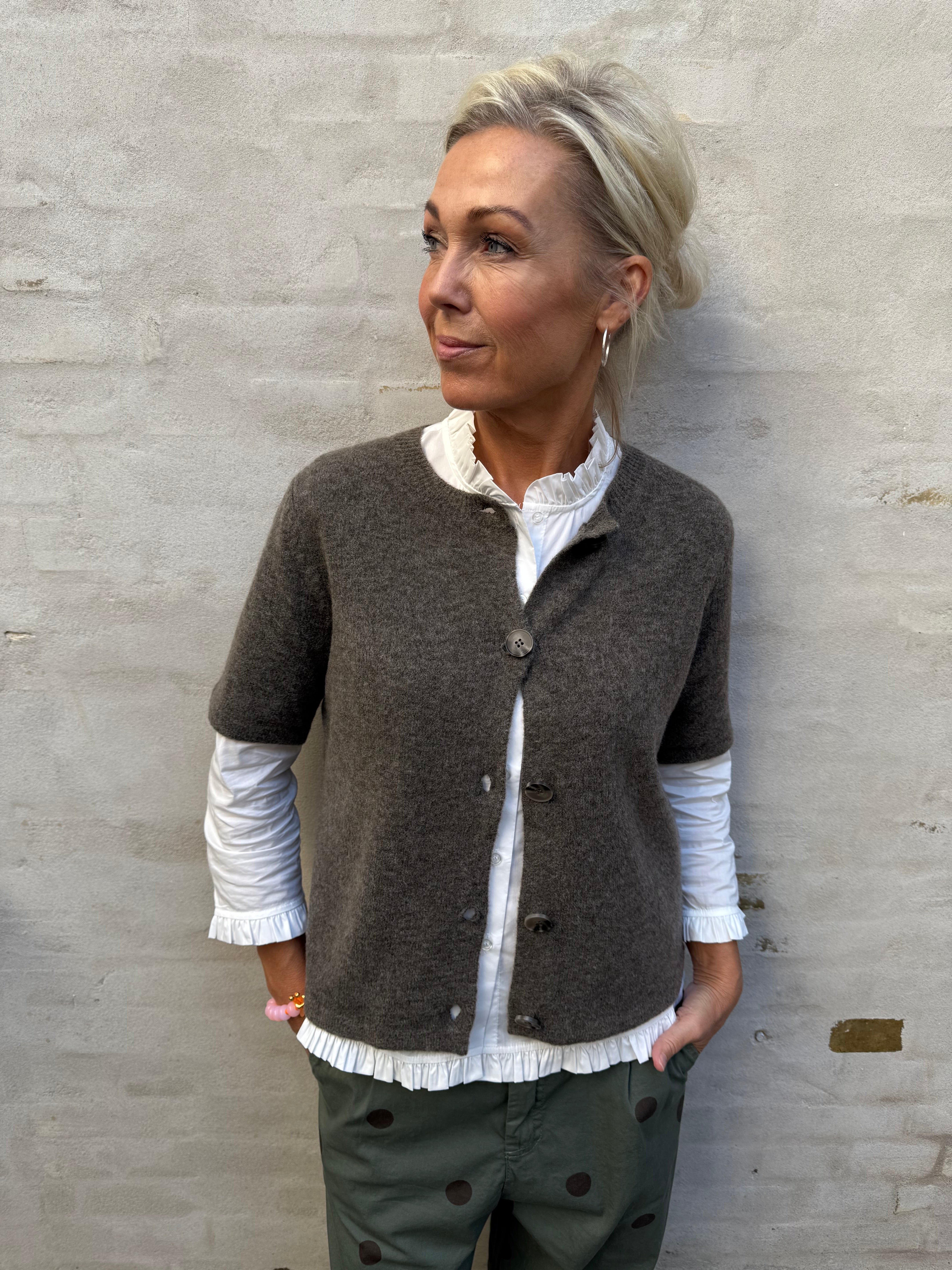JIKO SS O-NECK KNIT CARDIGAN - Moro