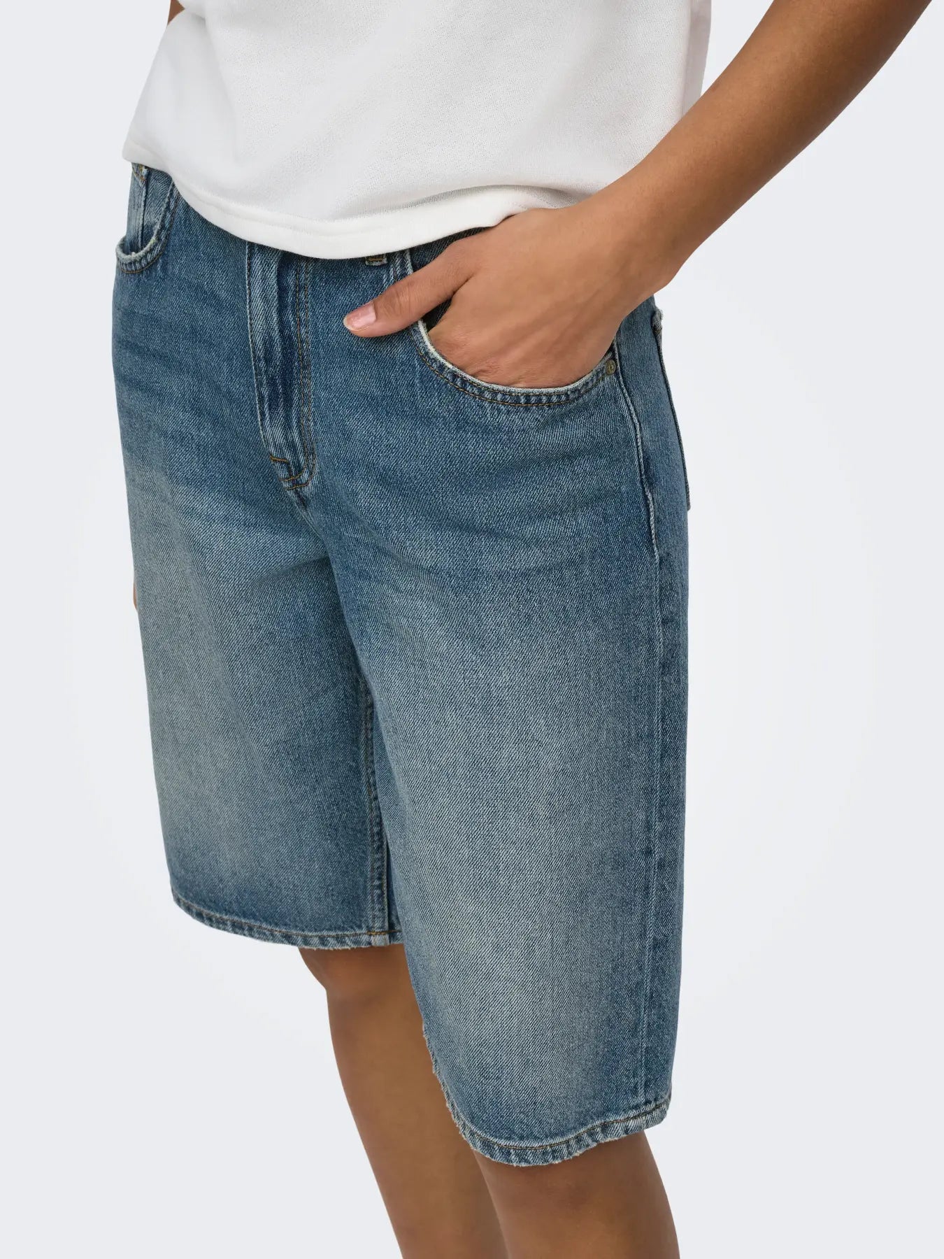 JDYLINA MW BERMUDA SHORTS - Medium Denim Blue