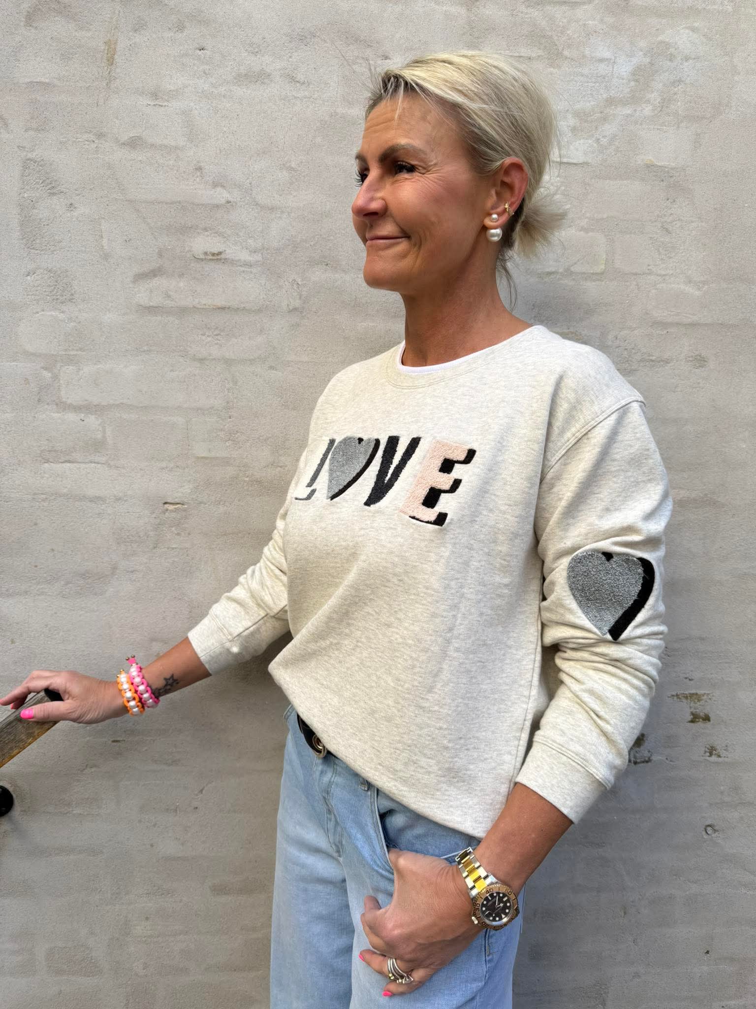 Sweat LOVE - Auora rosa med orange broderi klassiker