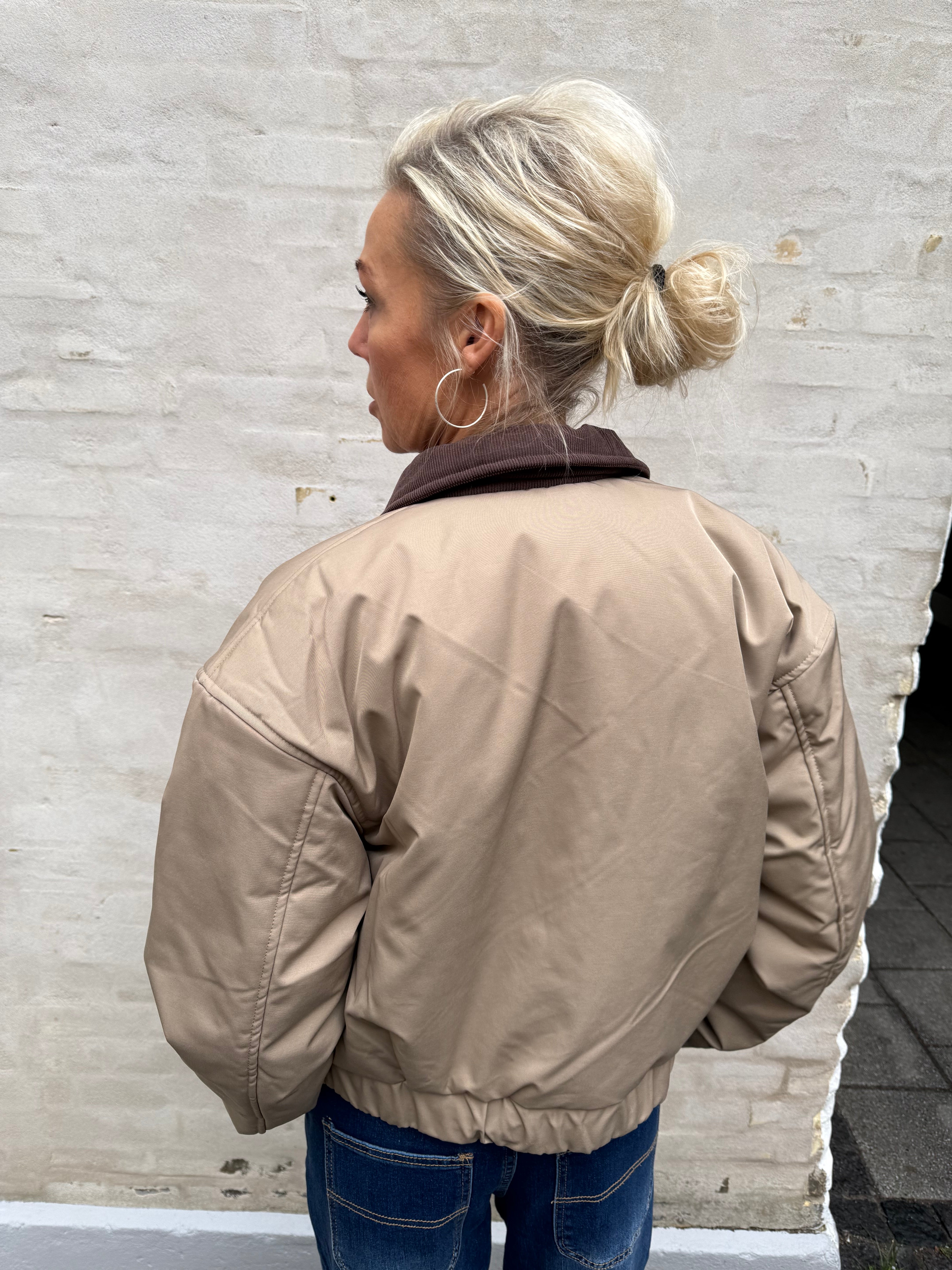 JORMA SHORT PADDED BOMBER JACKET - Greige_Hot fudge