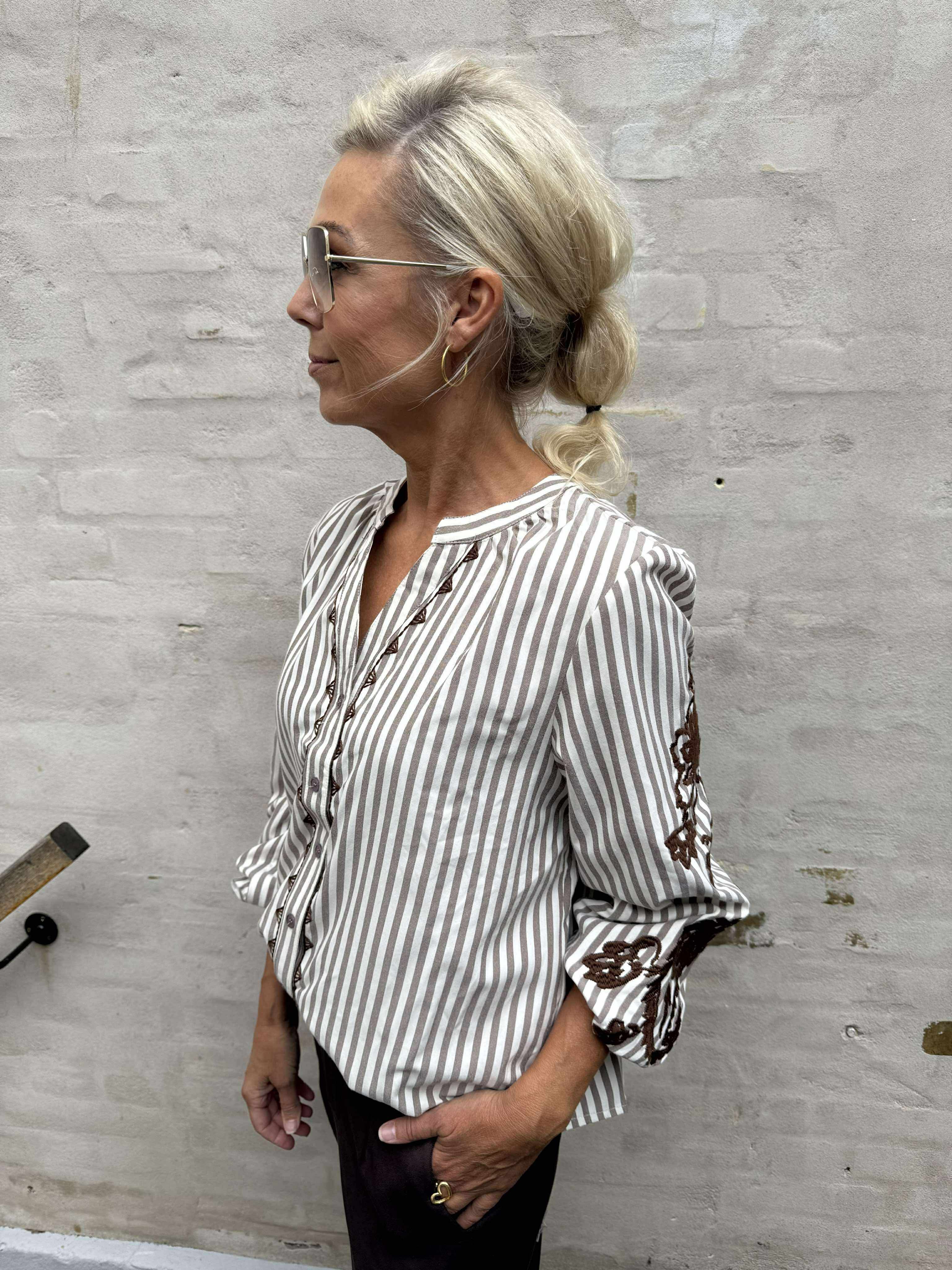 Stribet skjorte w. brodery - Marron