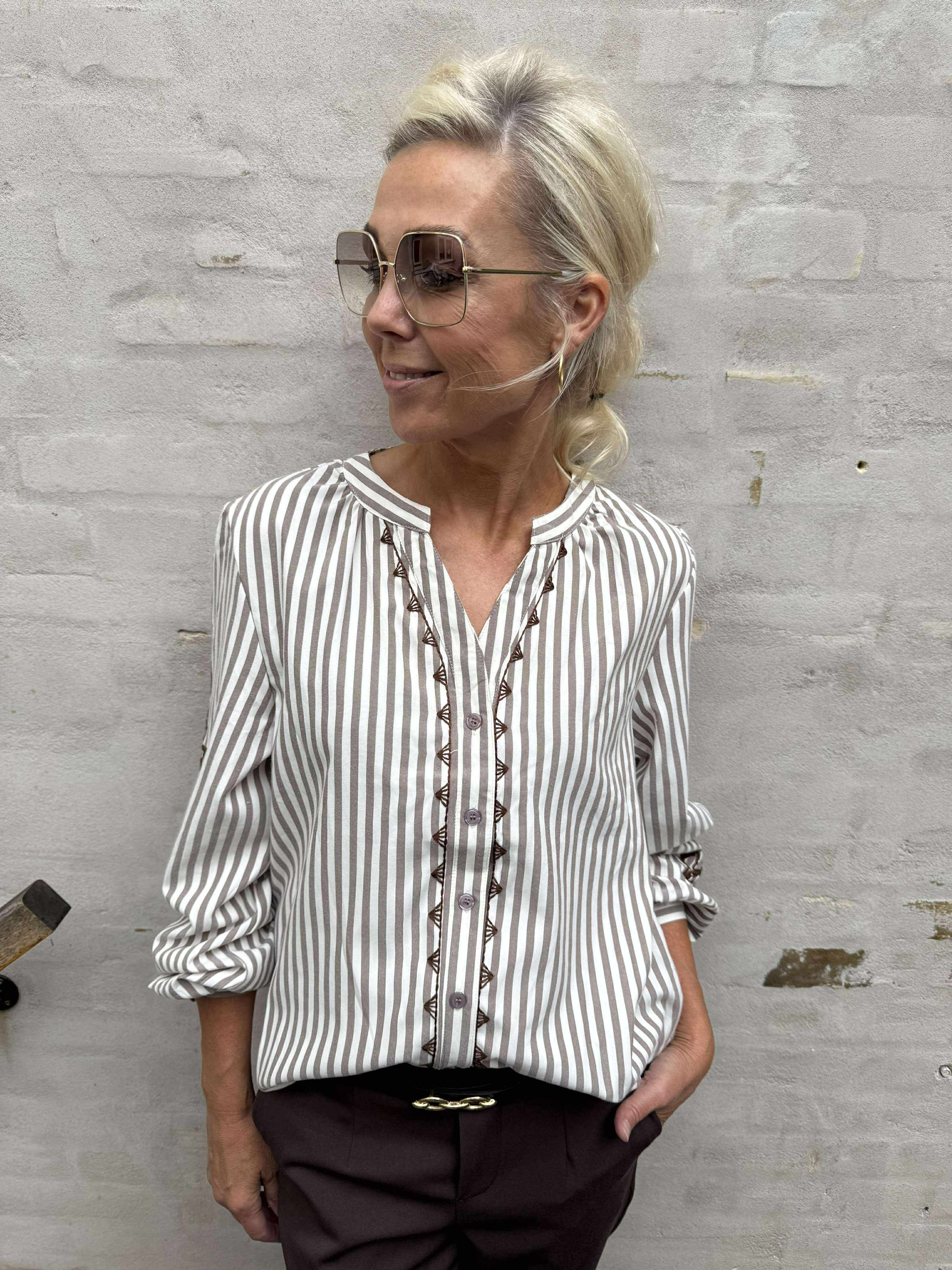 Stribet skjorte w. brodery - Marron