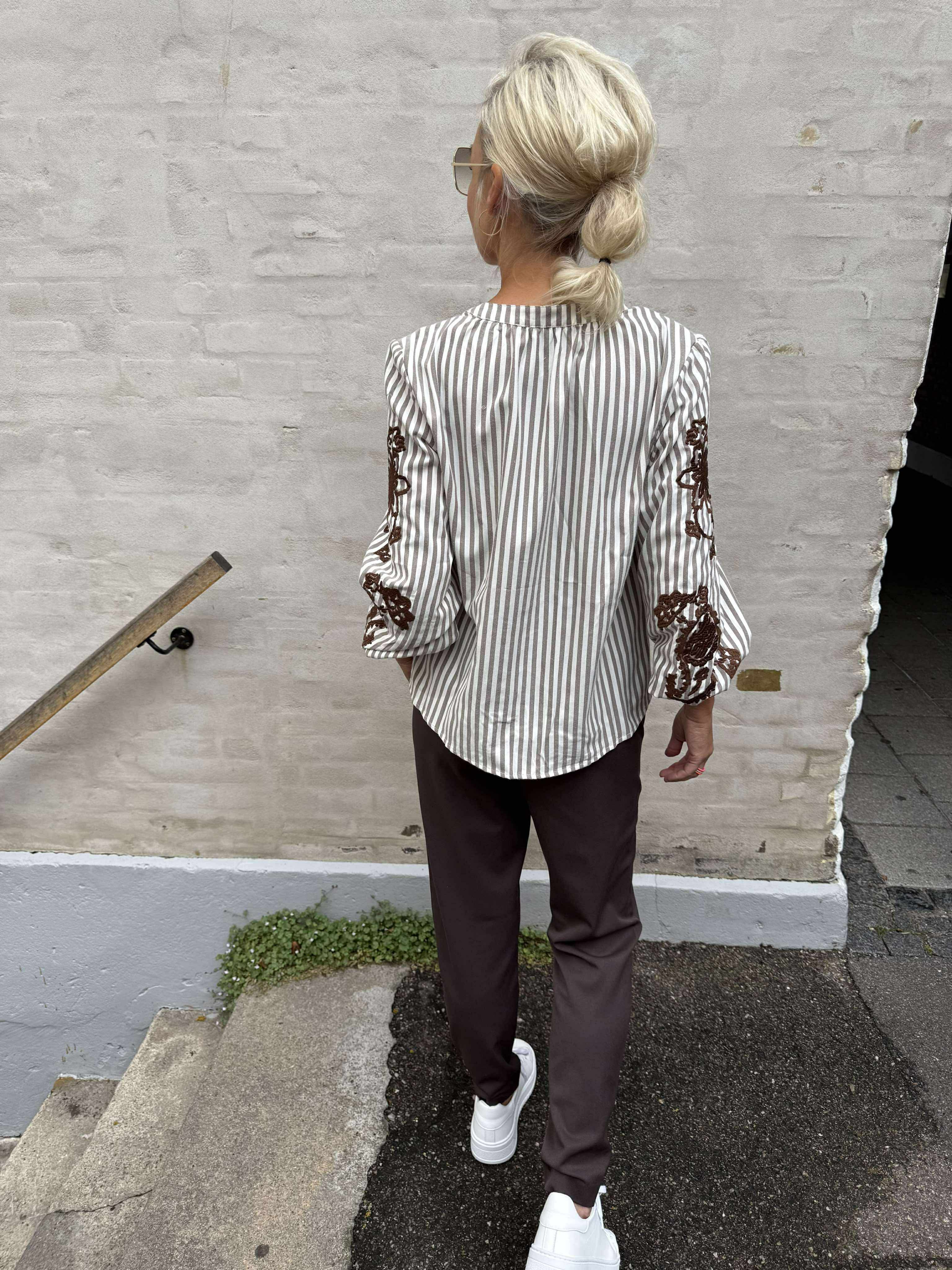 Stribet skjorte w. brodery - Marron