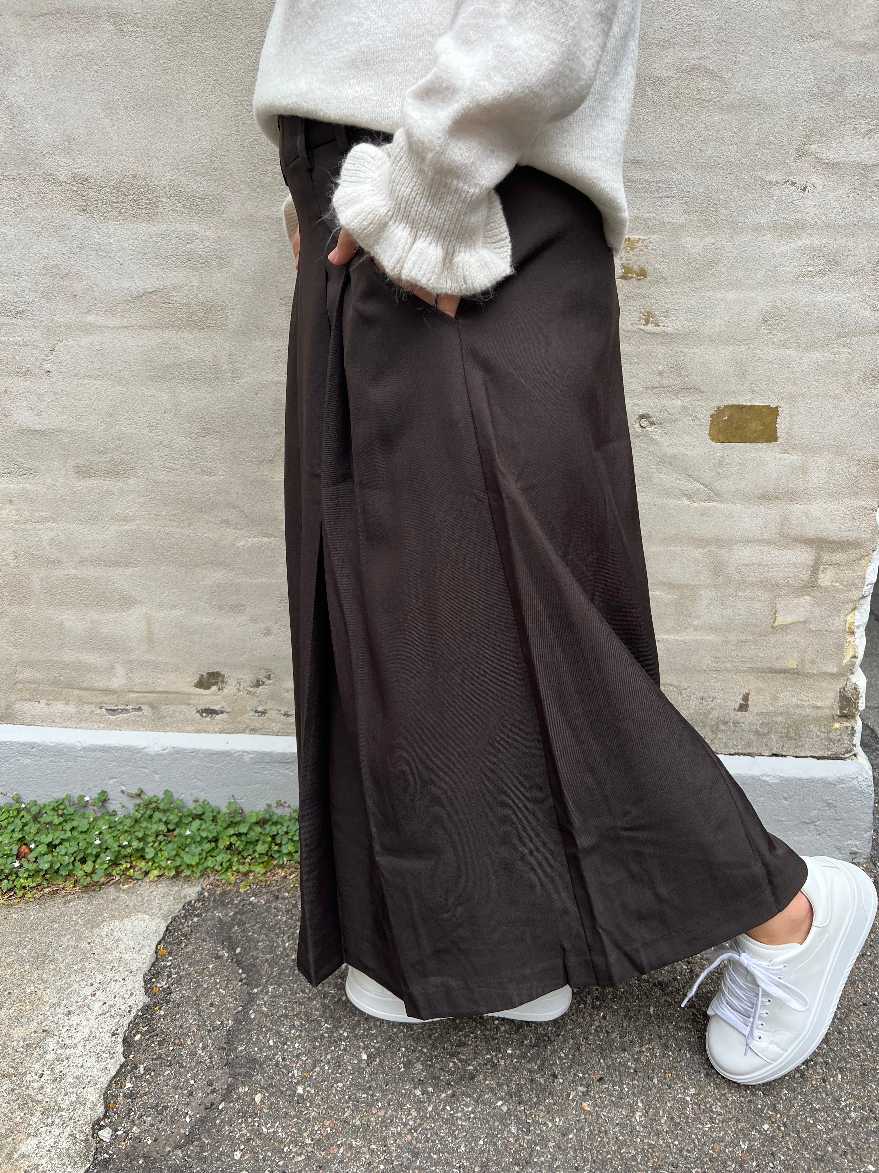 LunaCC Pocket Pleat Skirt - Dark Brown