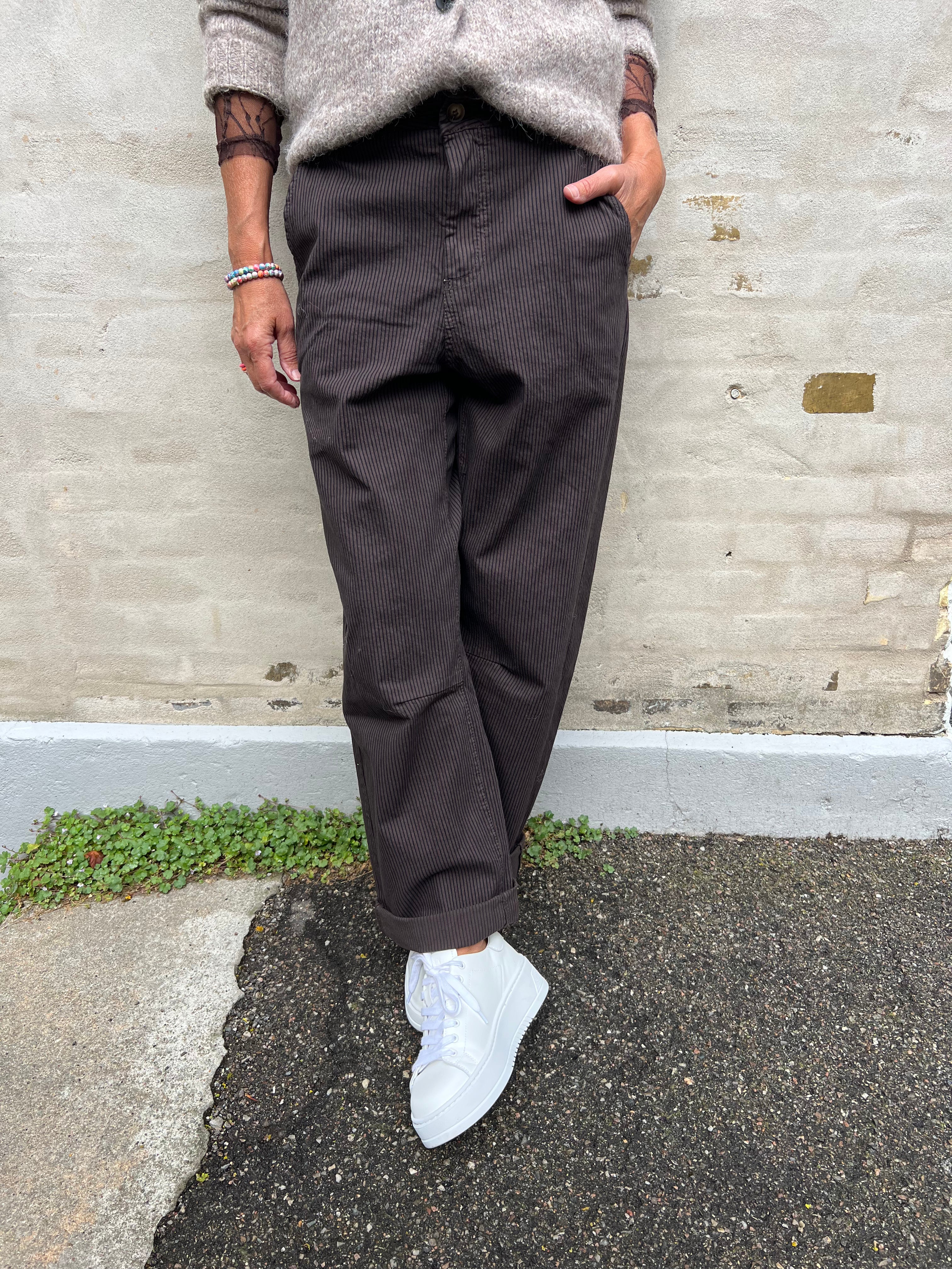 String P - Brown