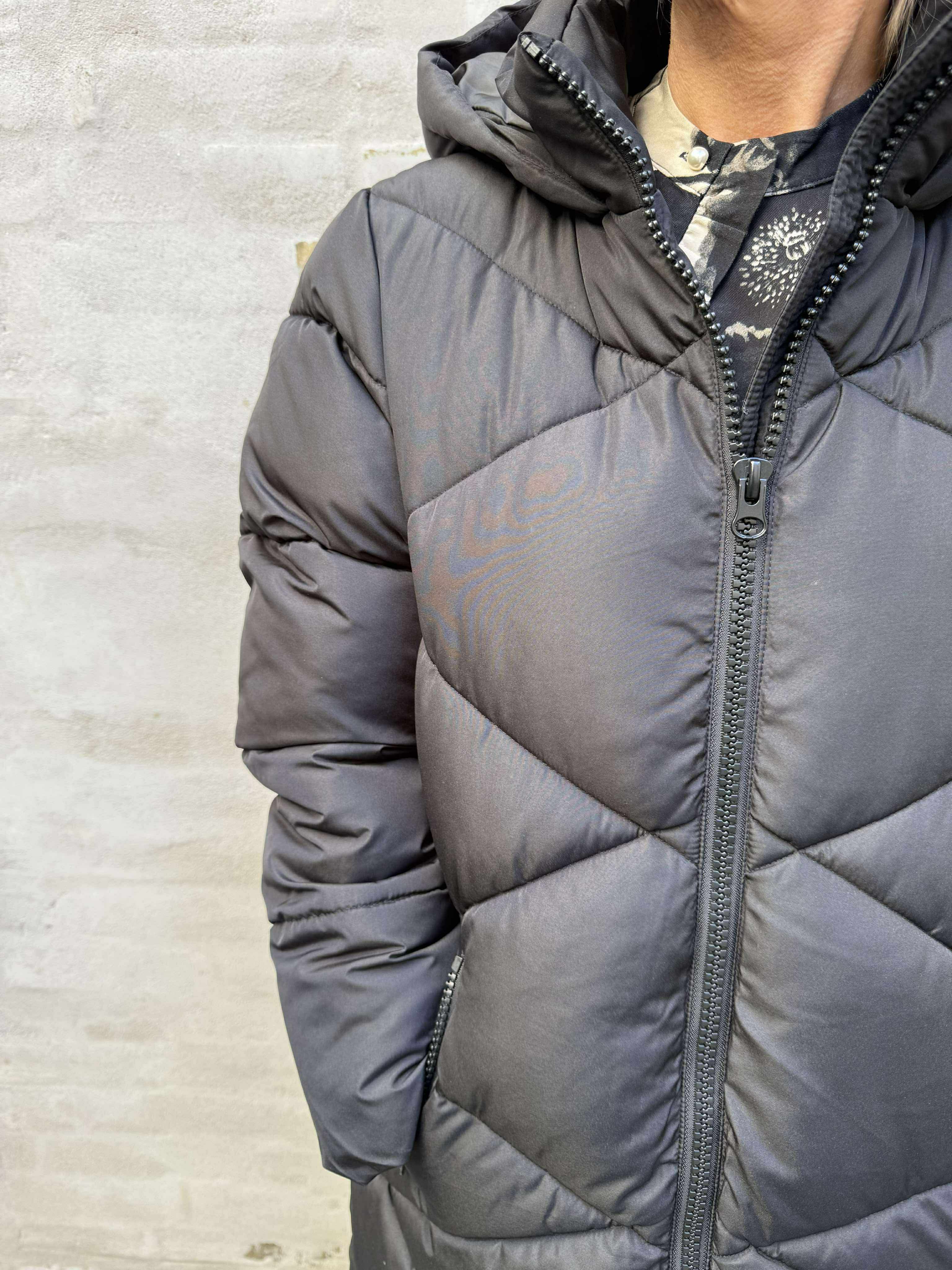 VISTA LIFE PADDED HOOD JACKET - Black