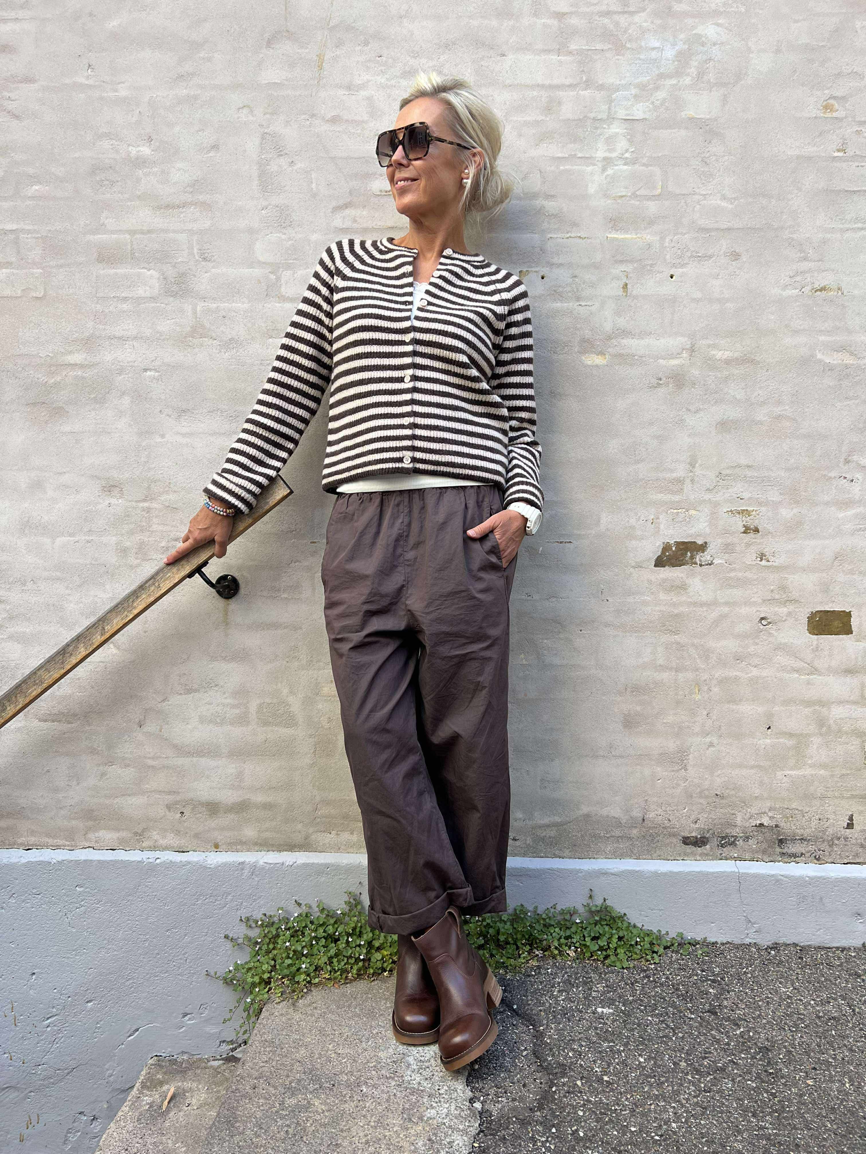MALOU O-NECK STRIPE CARDIGAN - Silver Gray/HOT FUDGE