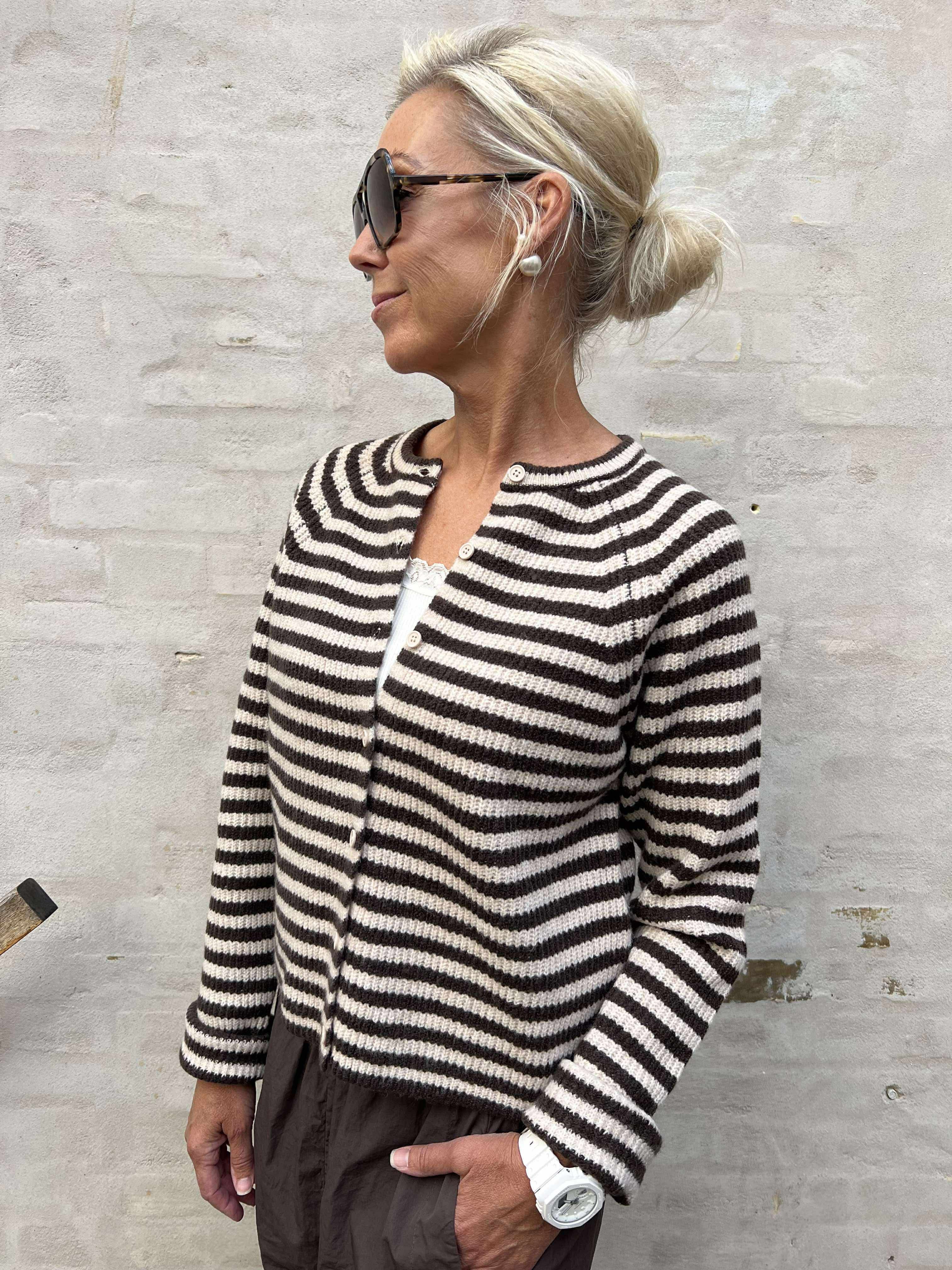 MALOU O-NECK STRIPE CARDIGAN - Silver Gray/HOT FUDGE
