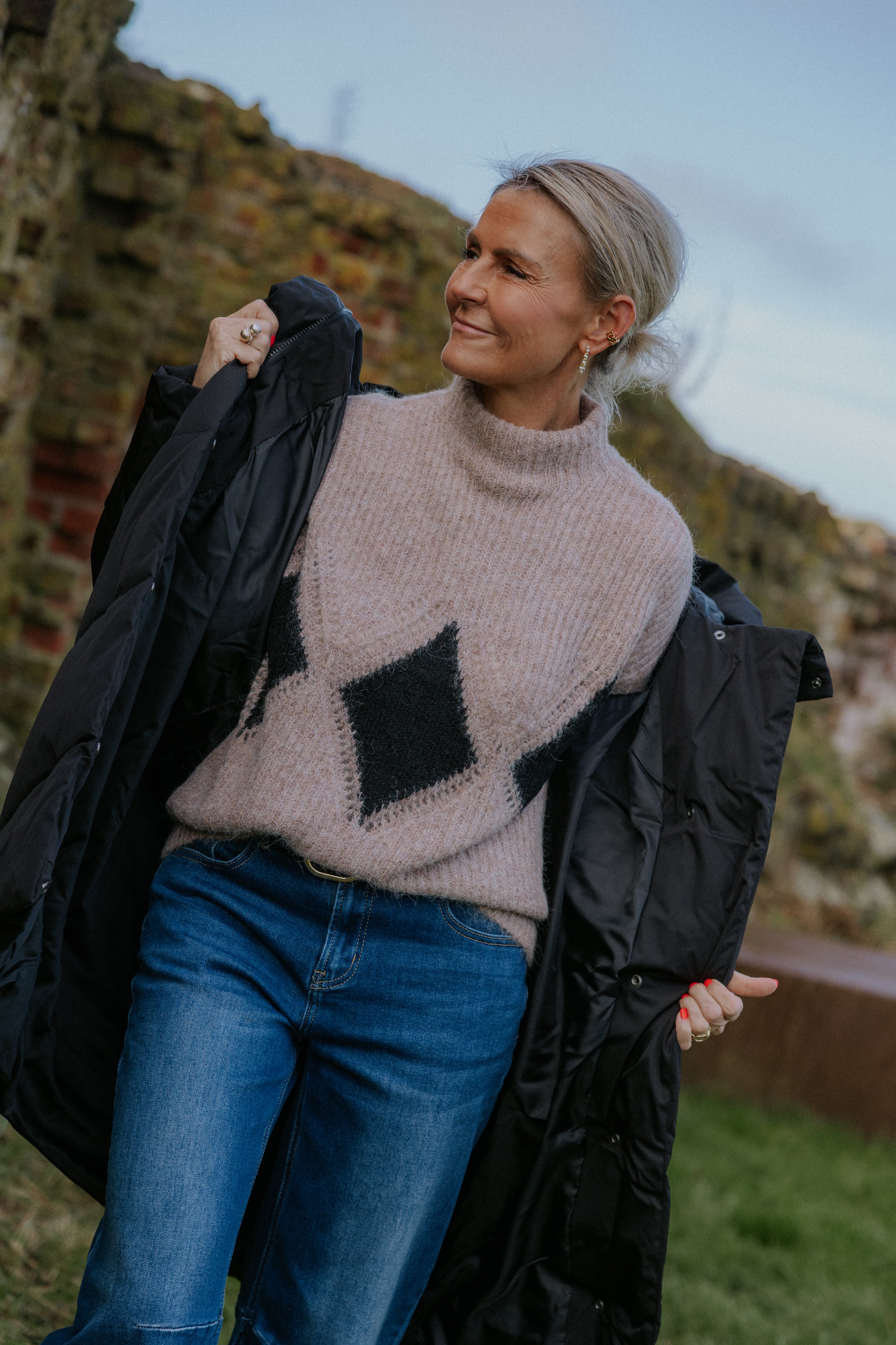 VIV LIFE HIGH NECK PULLOVER - Mountain Trail BLACK