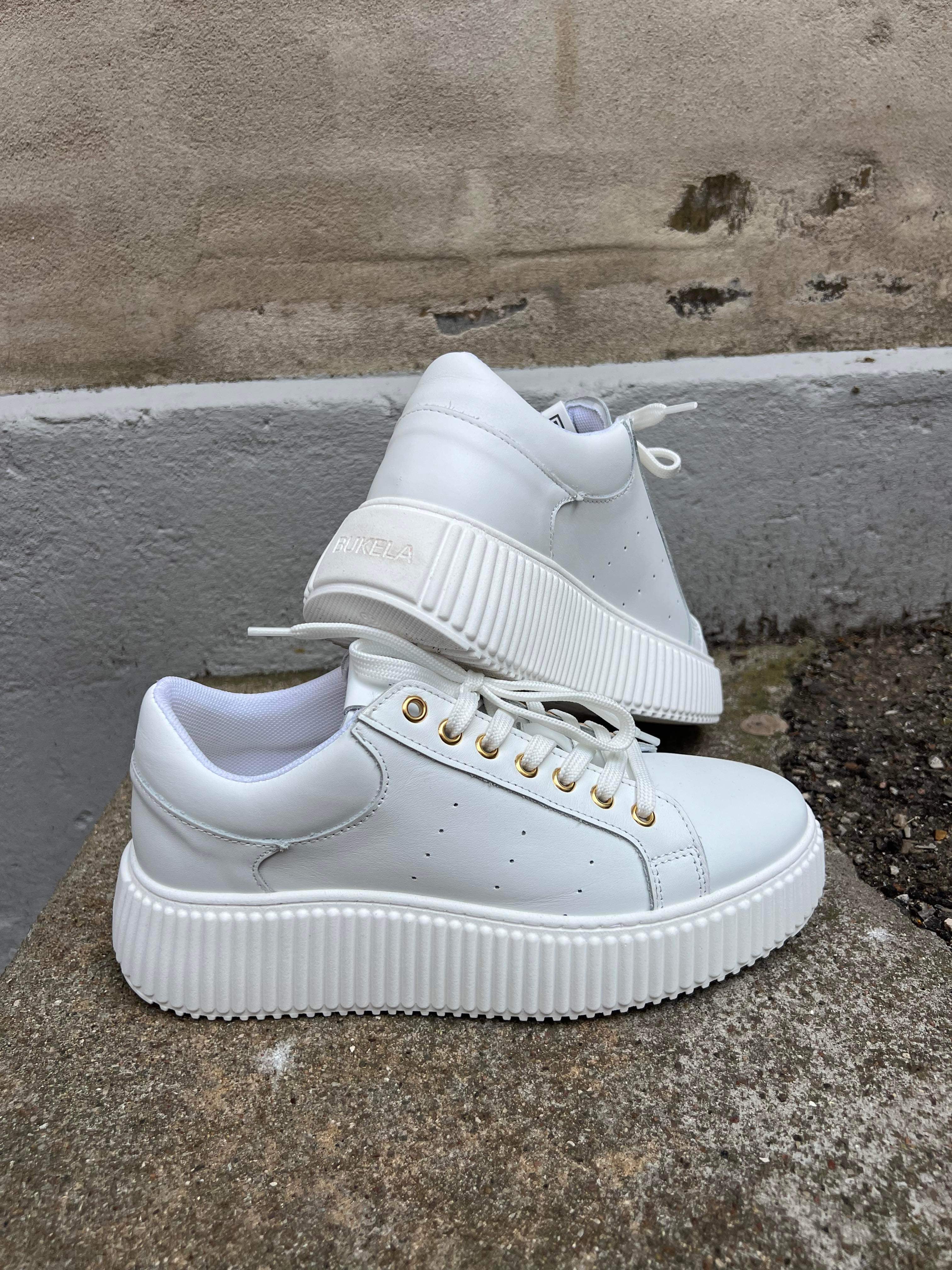 Court sneakers white