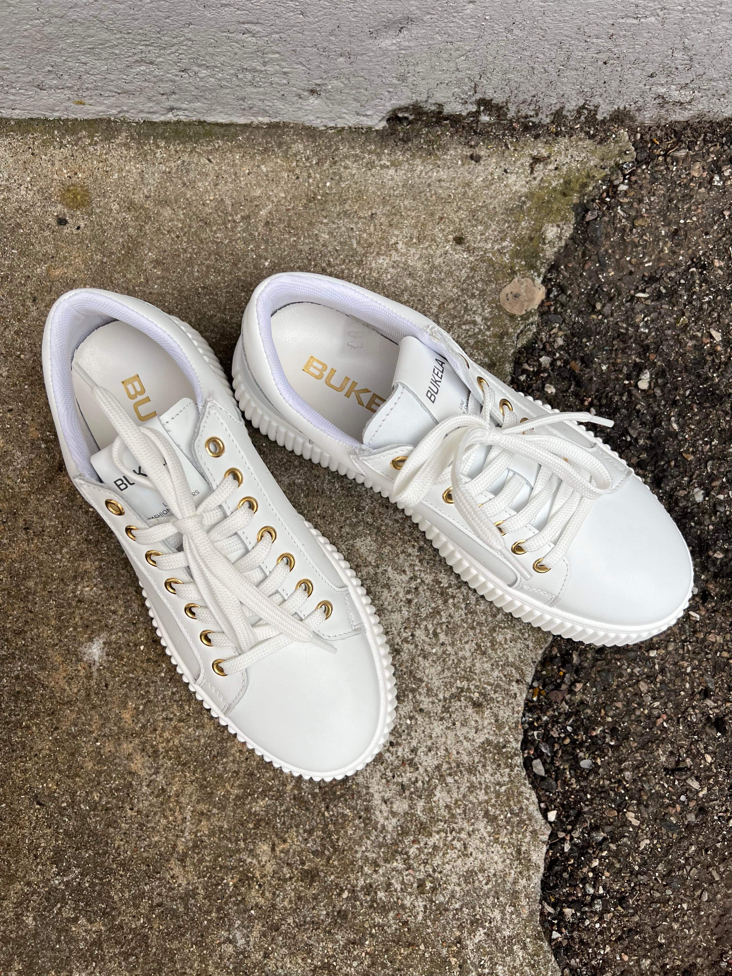 Court sneakers white