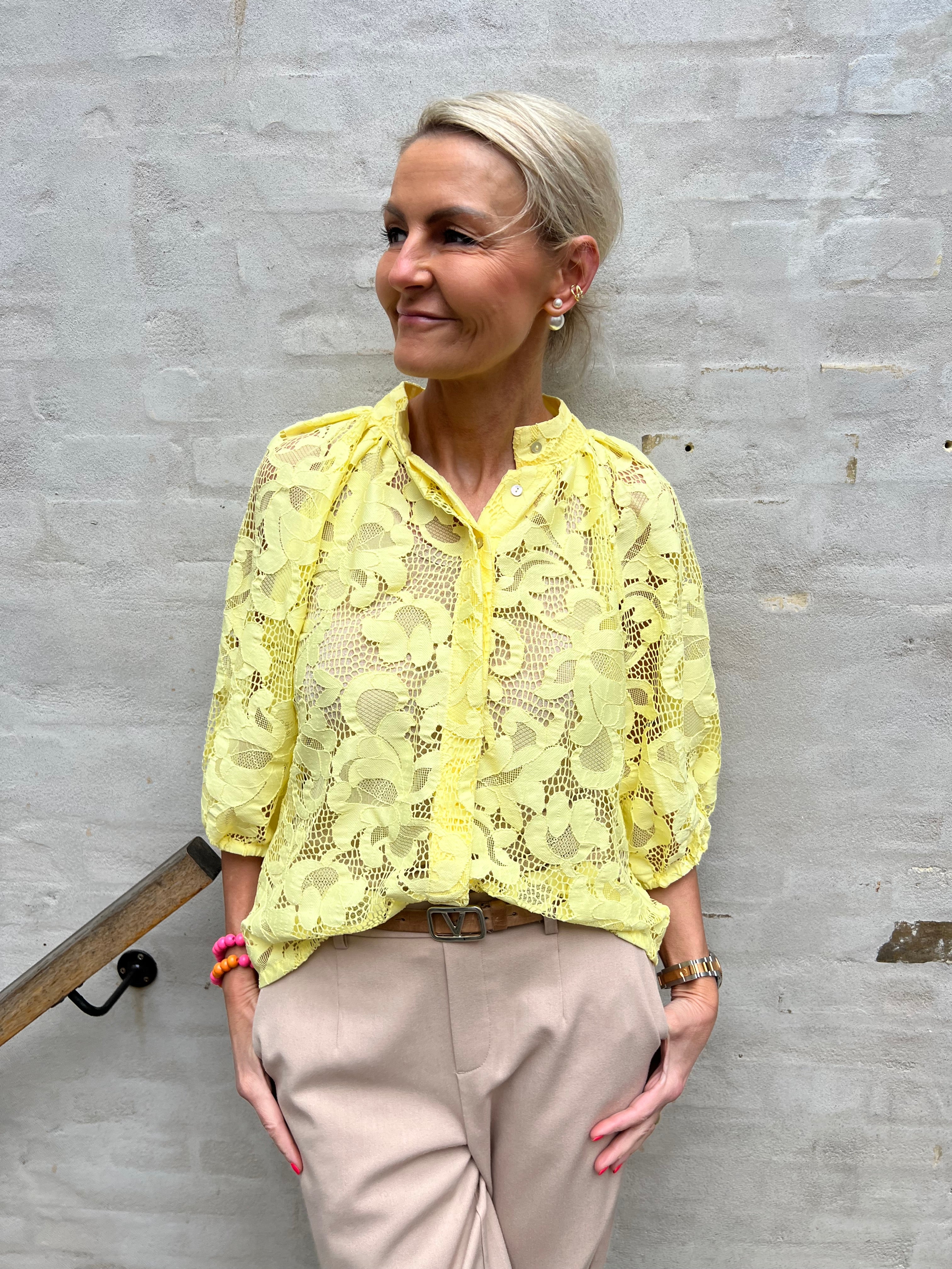 Sia big lace blouse yellow