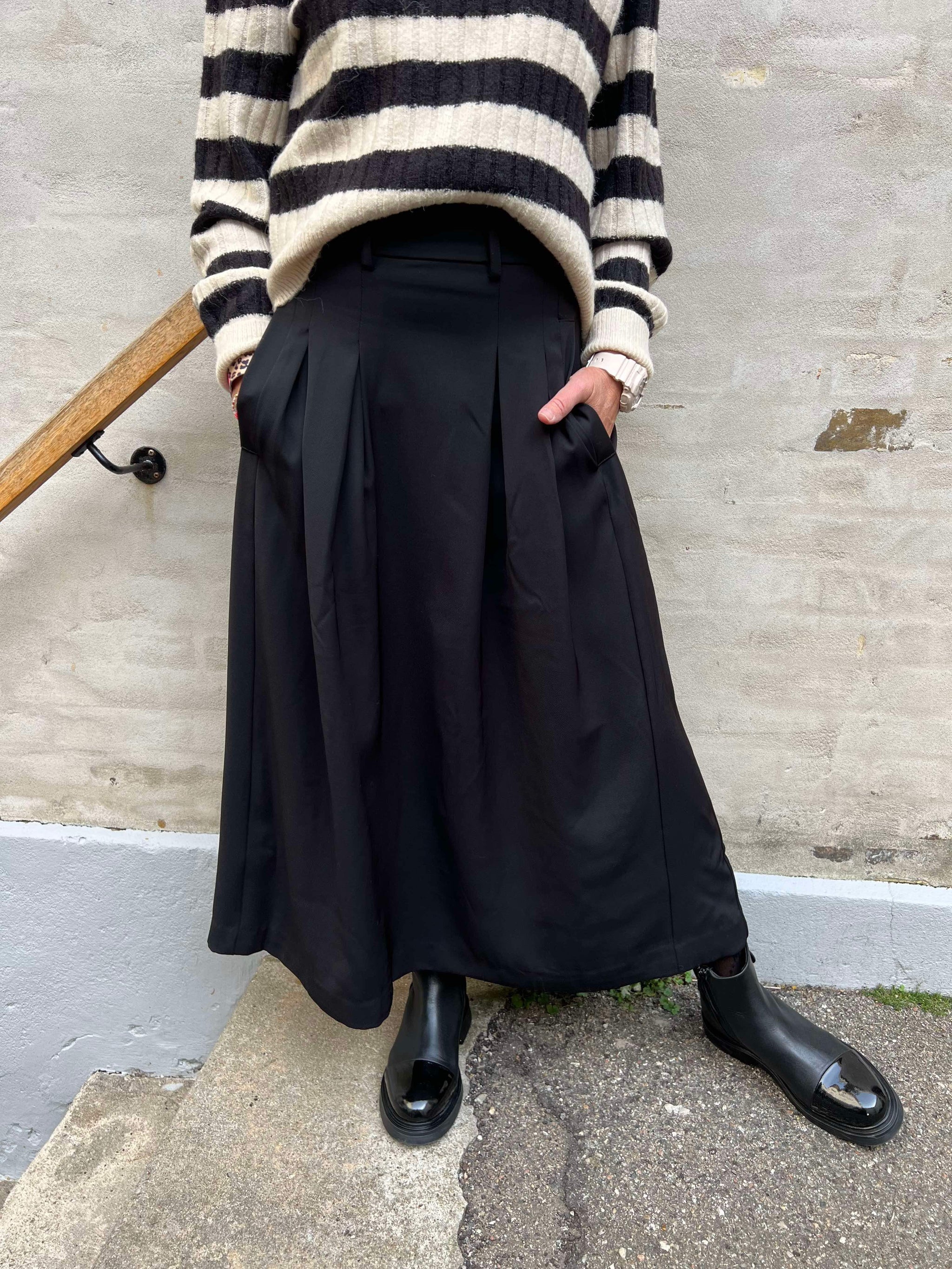 CO' COUTURE Anya Pleat Skirt Mocca